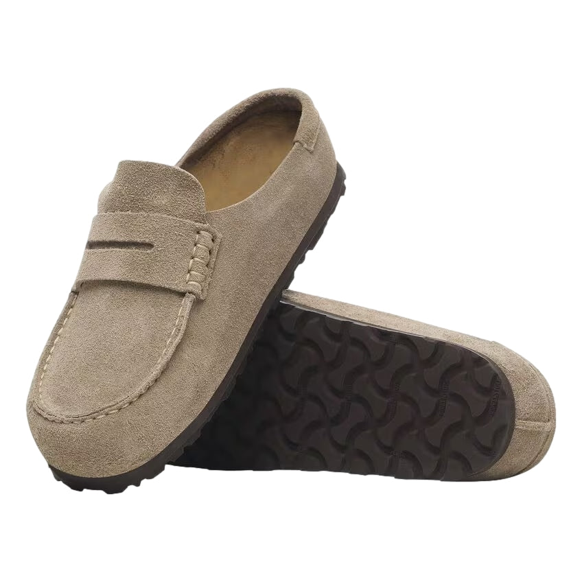 Birkenstock Naples taupe sko med regulær passform, komfortabelt design og lærremmer, vist på et nøytralt bakgrunnsbilde.