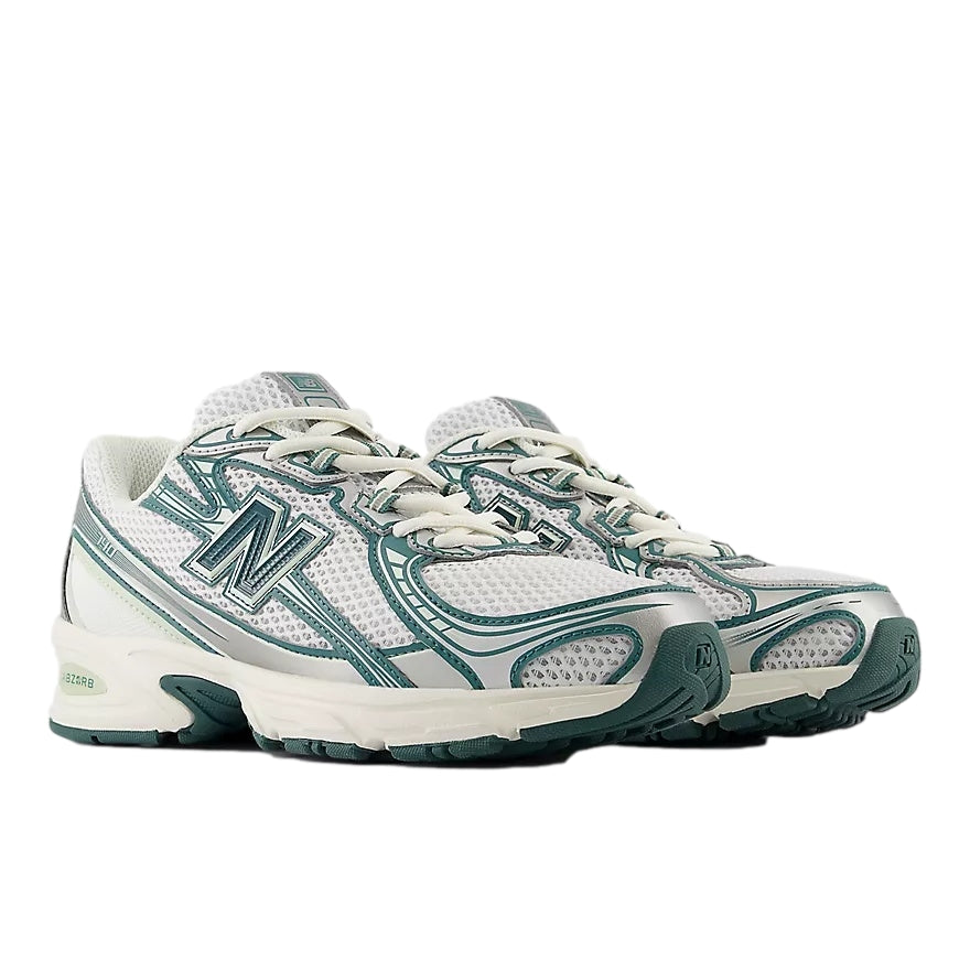 Hvite og grønne New Balance U 740 GR2 sportssko med myk såle og komfortabel passform, vist fra siden.