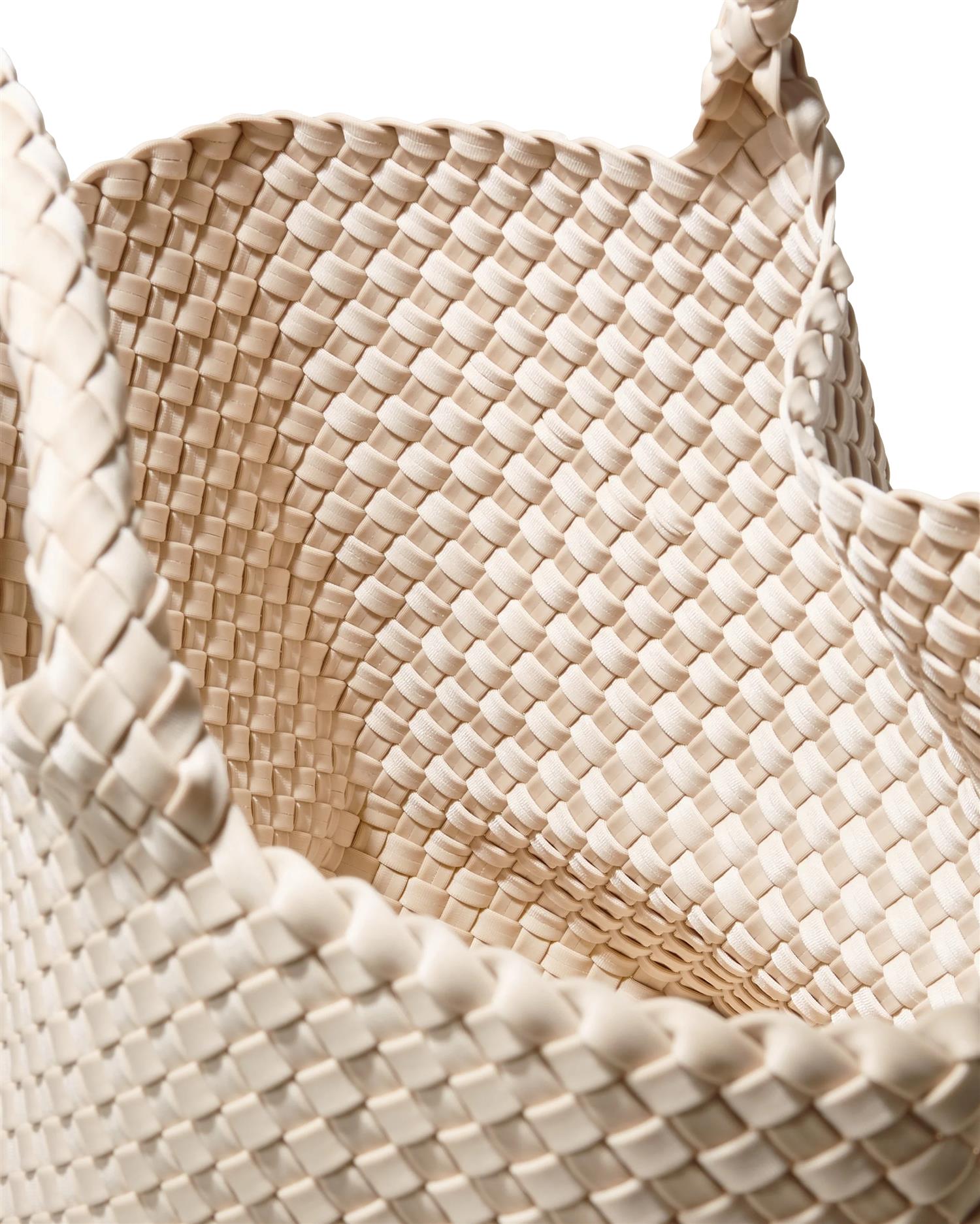 Naghedi St. Barths medium tote veske i ecru med beige farge, vises med romslig design og teksturerte materialer.