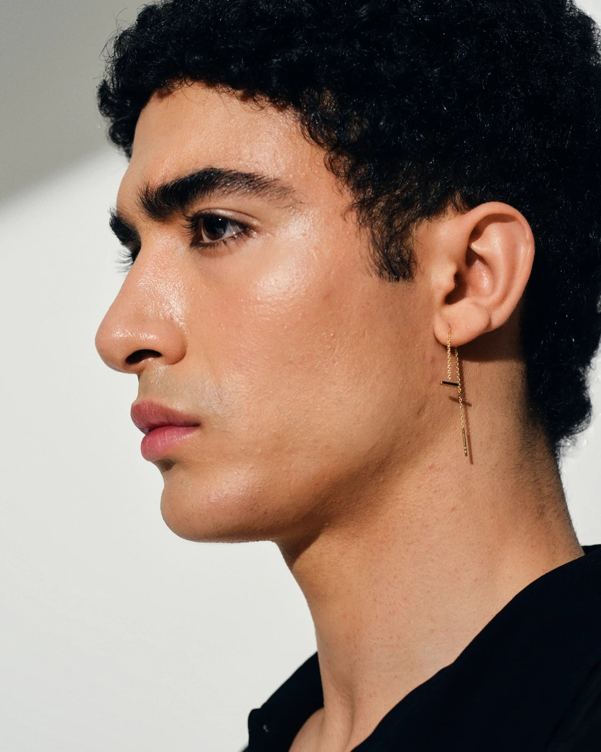 Tom Wood Sleek Ear Chain Gold Diamonds 64mm Øredobber Gull - modostore.no