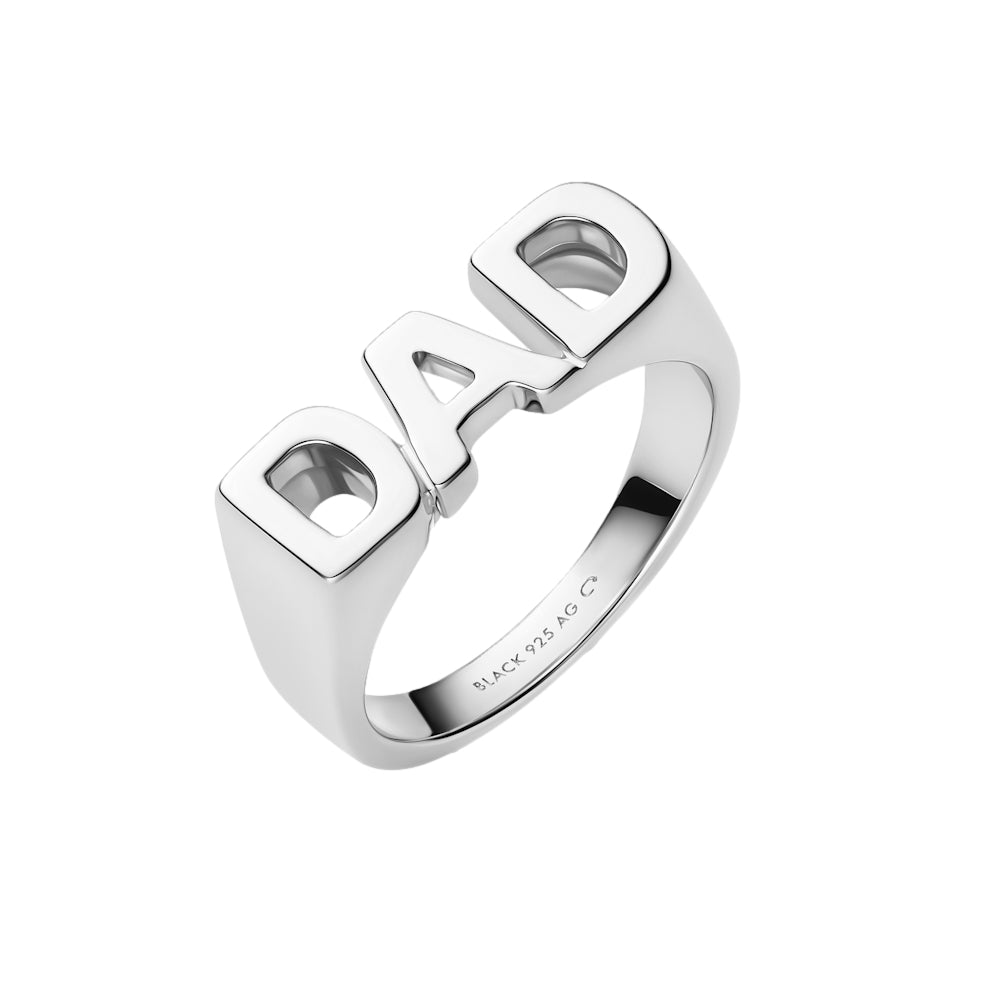 Sølv Maria Black Dad ring med enkel design og glatt overflate, vist på en nøytral bakgrunn.