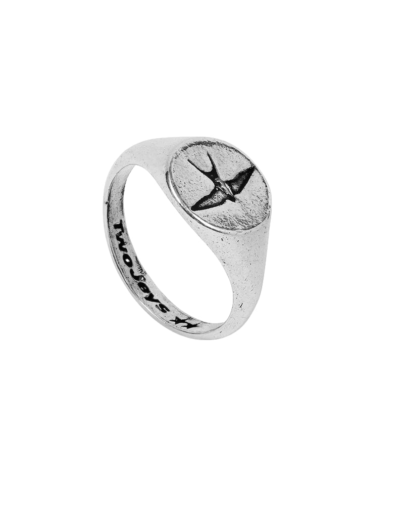 Sølv TwoJeys Liberty Ring med enkel design og glatt overflate, vist på en henderamme.