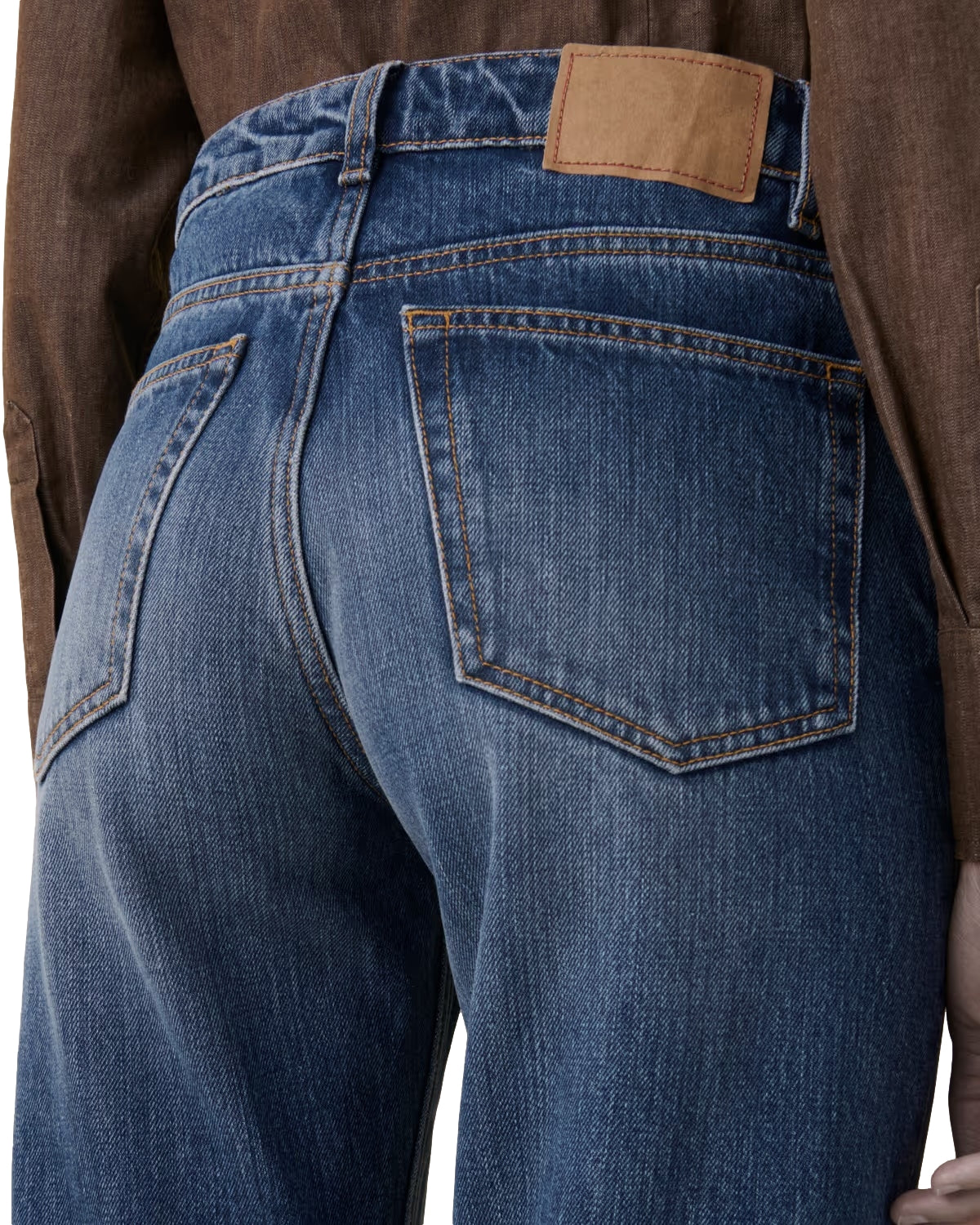 Blå Jeanerica Sisli Fresco Blue jeans vises på modell, med klassisk snitt og lyse blå nyanser, godt synlig i bildet.