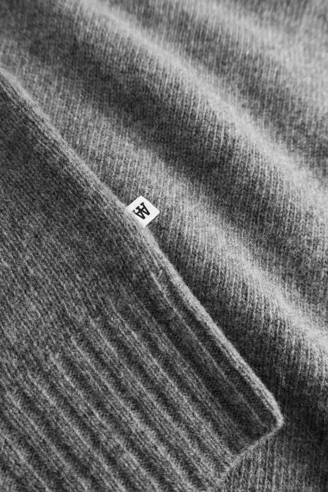 Grå Wood Wood WW Tal Crew Neck genser i bomull med rund hals og lang erme, vises på bilde.