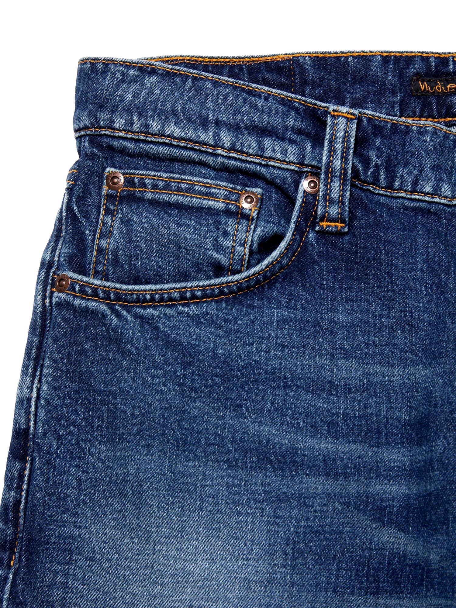 Mørkeblå Nudie Jeans Ollie Wild Blue jeans vist med detalj av jeansmateriale og klassisk passform.