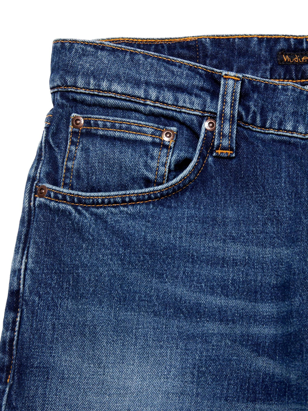 Nudie Jeans Solid Ollie mørkeblå jeans med regular passform og klassisk femlommers design, synlig i bildet.