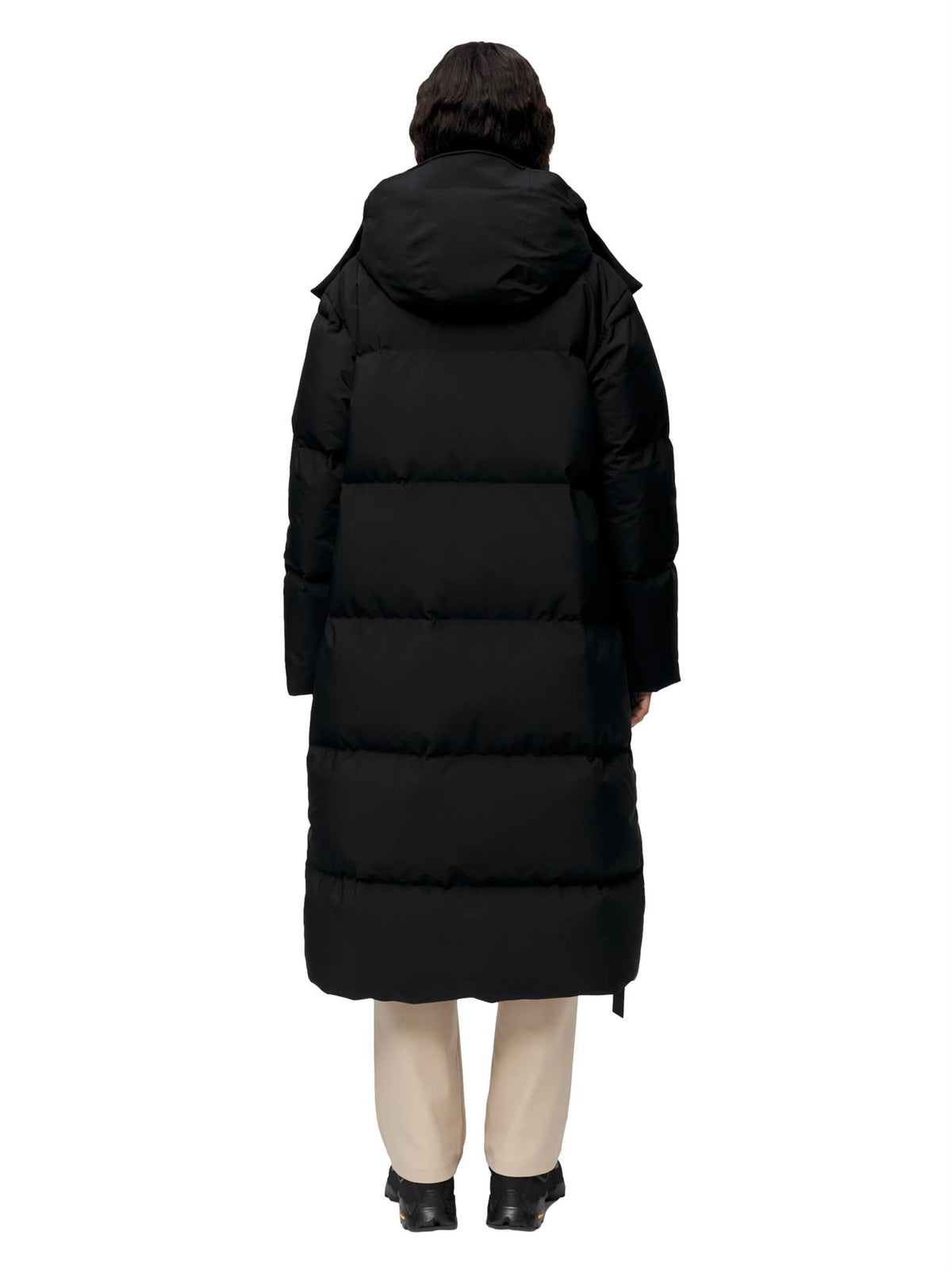 Sort Blæst Stranda dunjakke med hette og glidelås, vist på modell foran en nøytral bakgrunn.