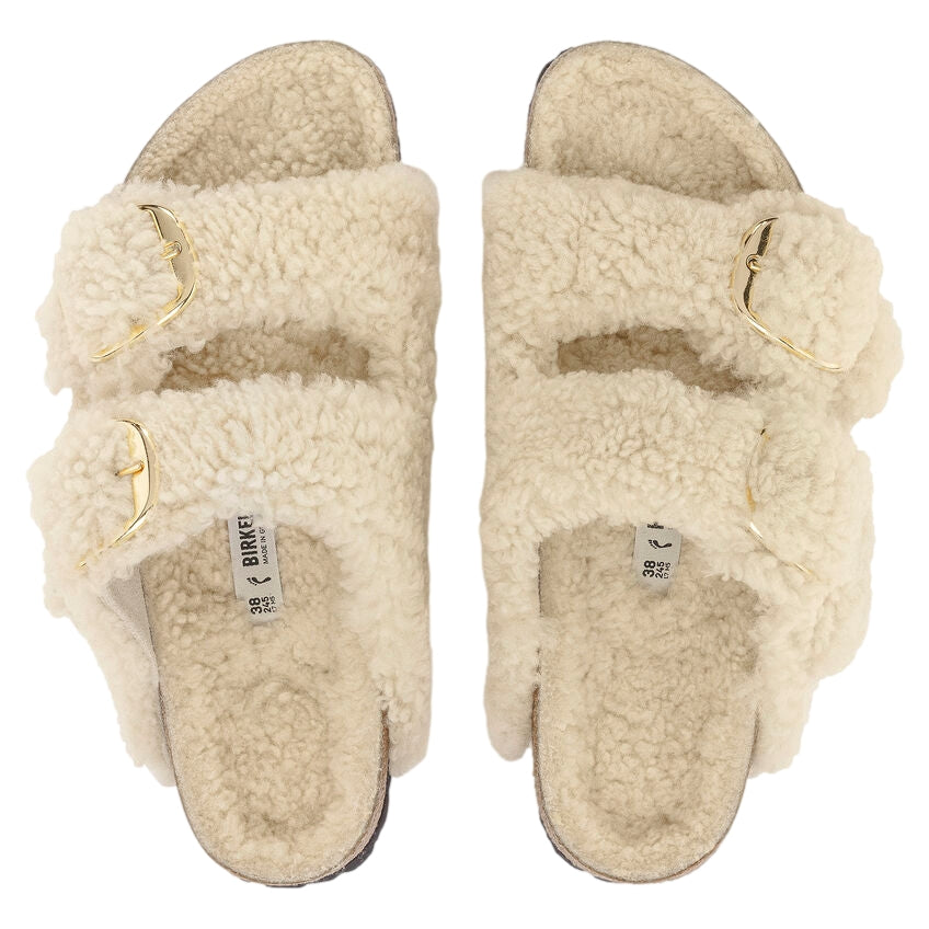 Birkenstock Arizona Big Buckle Teddy smale sko i off-white med bred rem og sølvspenne, komfortabelt skodesign.