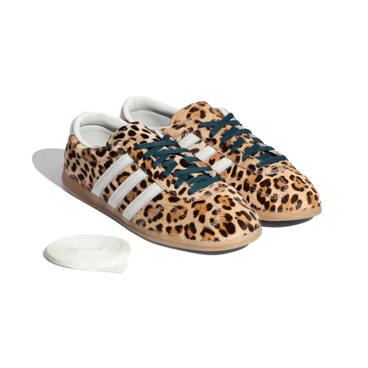 Adidas Gazelle Lo Pro W KI4207 sko med mønster, komfortabelt design, lyst farget materiale og klassisk sportstil.