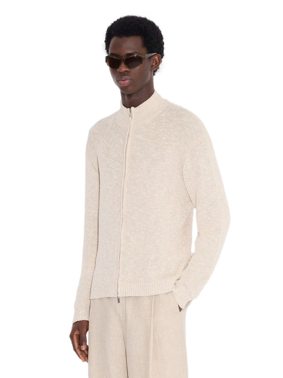 Holzweiler Atlantic Zip Cardigan i beige, myk genser med glidelås og komfortabel passform, vist på modell.