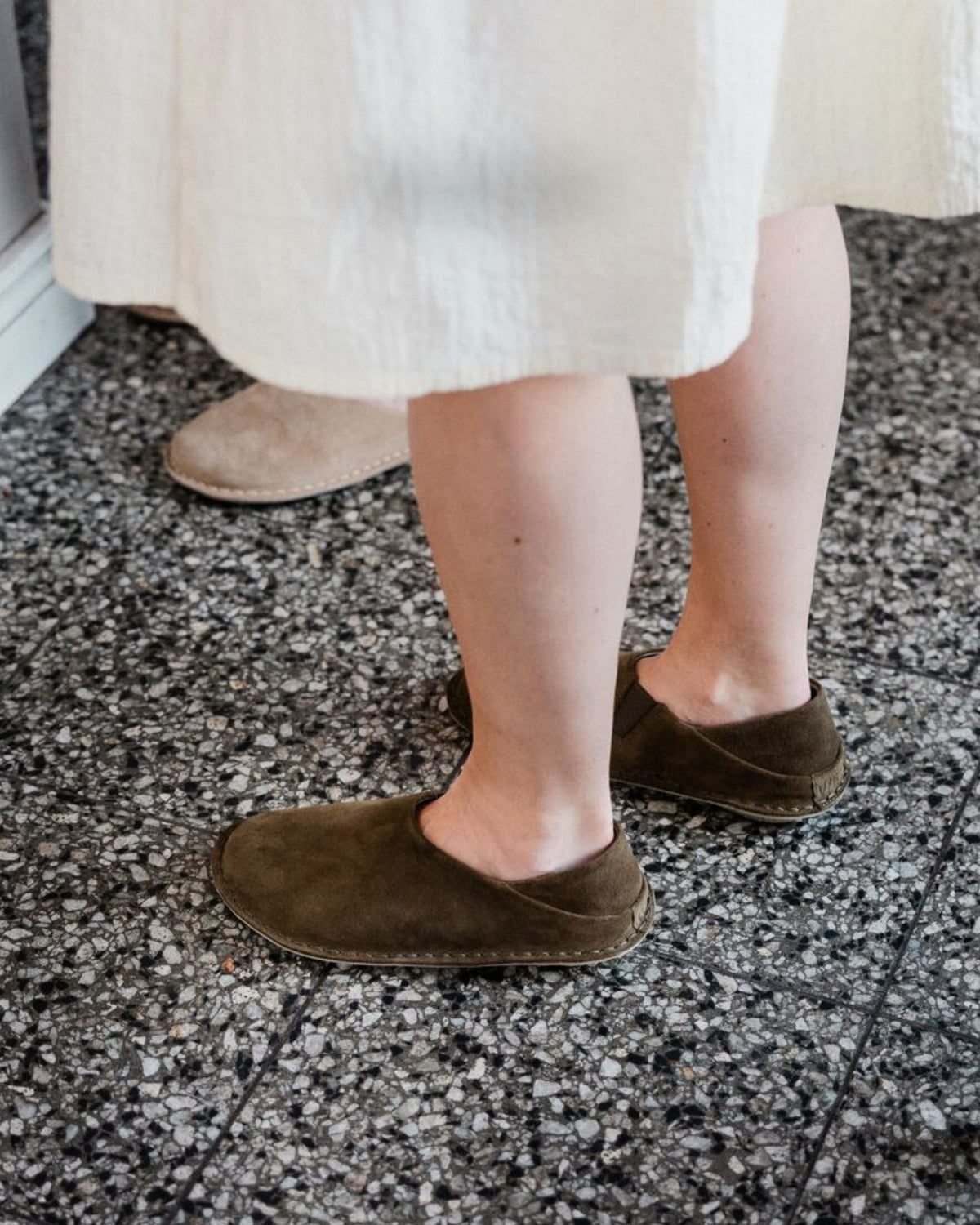VIBAe Zuma Bio Suede Bosco Khaki sko med komfortabel design og naturlig khaki farge, vist fra siden.