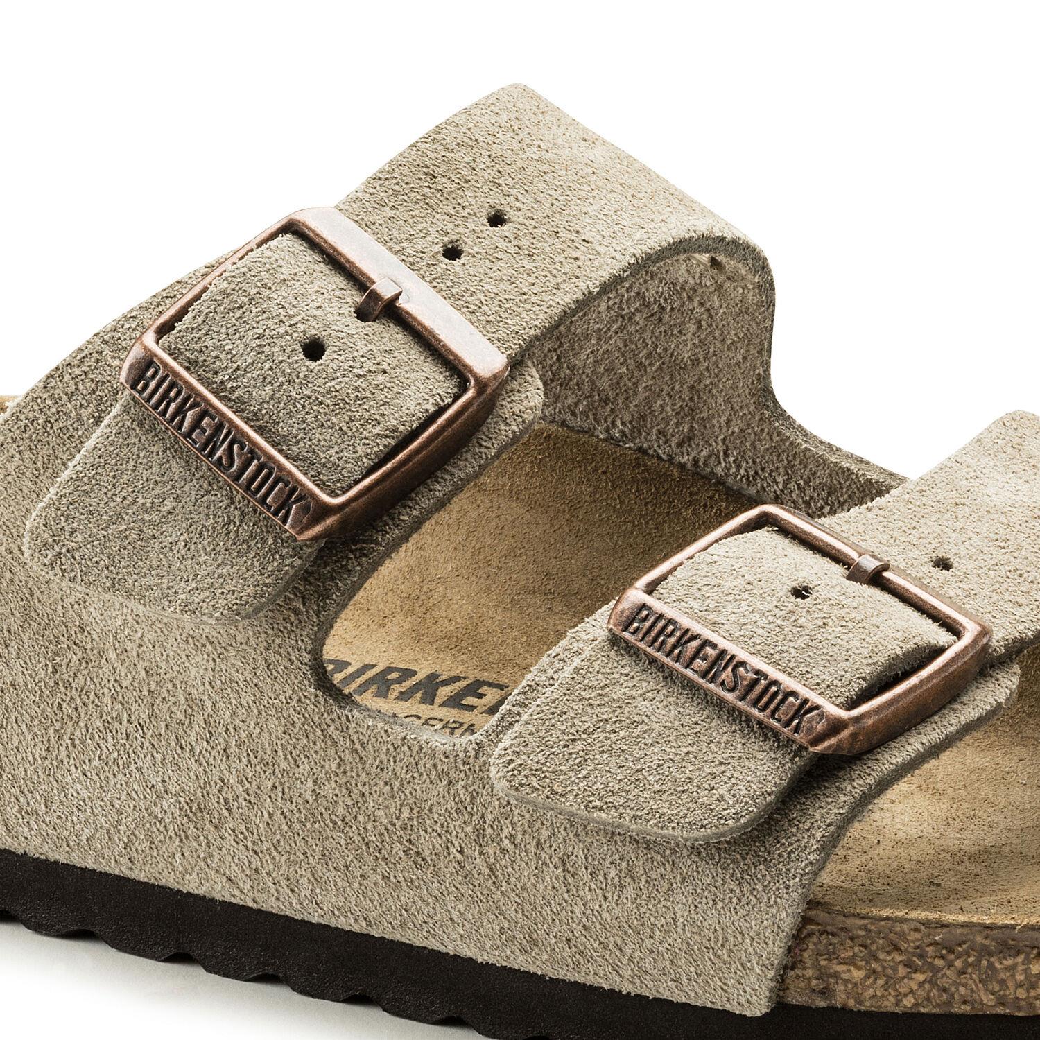 Birkenstock Arizona sko i semsket taupe med smale stropper, komfortabel og stilfullt for hverdagsbruk.