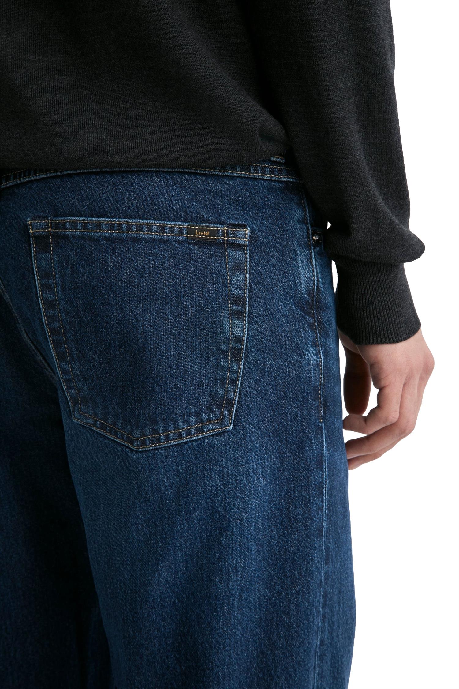 Livid Fuller Japan Indigo Dusk jeans i mørkeblå med klassisk snitt og denim tekstur, vist på modell.