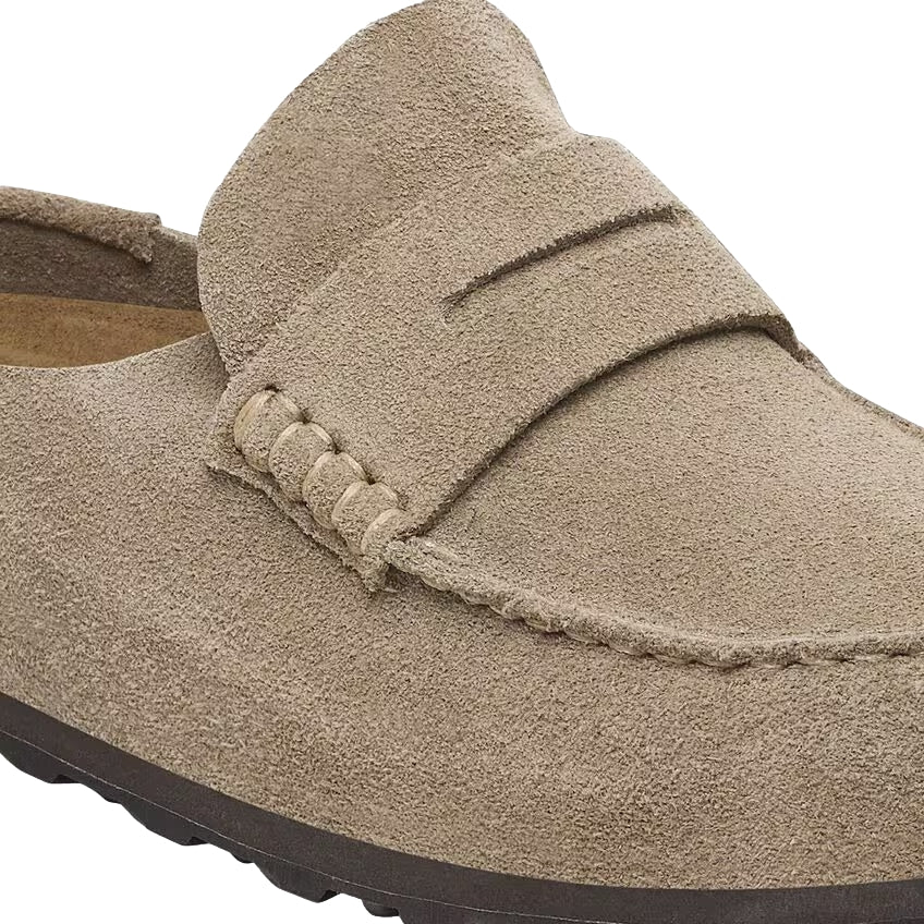 Birkenstock Naples taupe sko med lukket design og komfortable remmer, vist i et nøytralt taupefarget materiale.