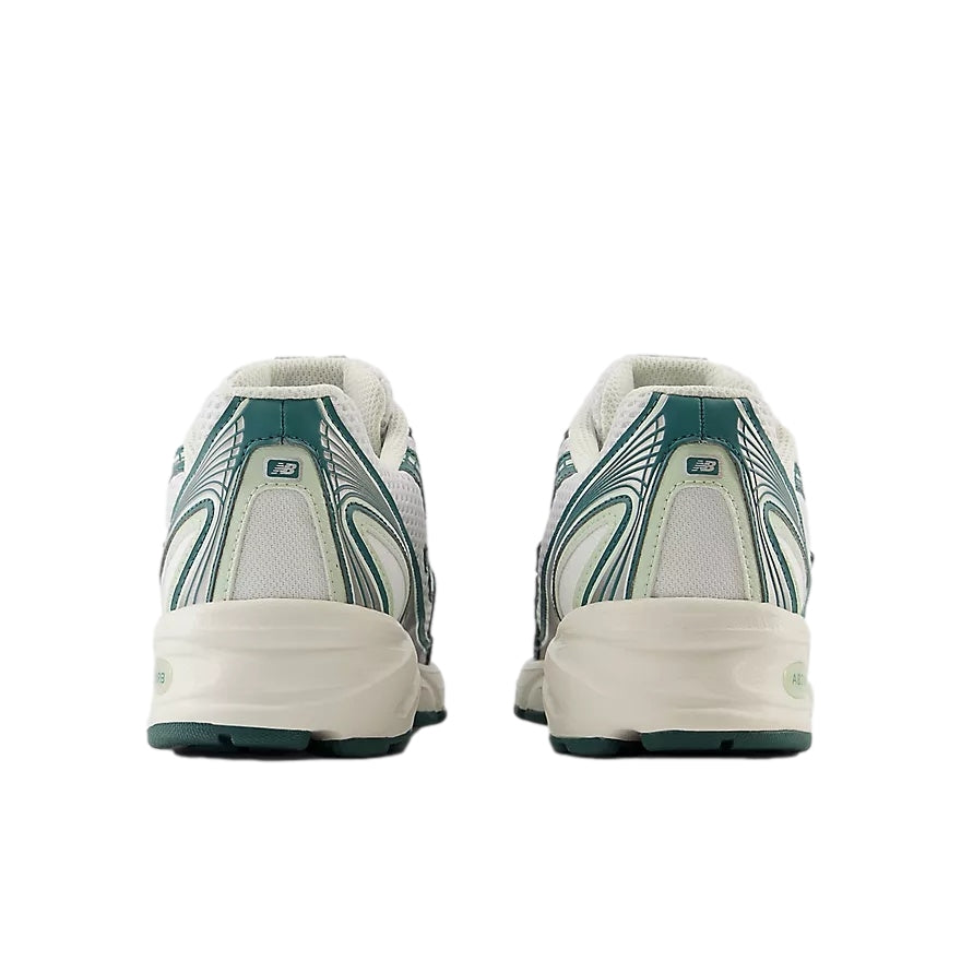New Balance U 740 GR2 treningssko i hvitt og grønt, med komfortable design og sportstil for aktiv bruk