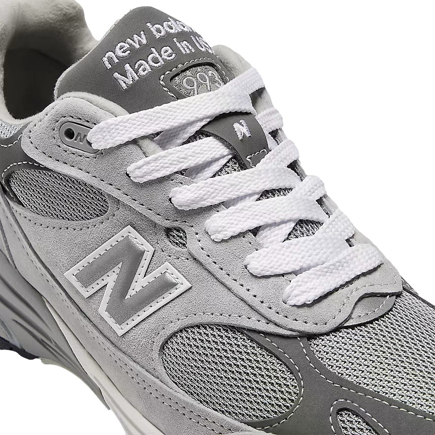 Grå New Balance Made In USA 993 sneakers, komfortable og stilfulle joggesko med klassisk design og solid såle.