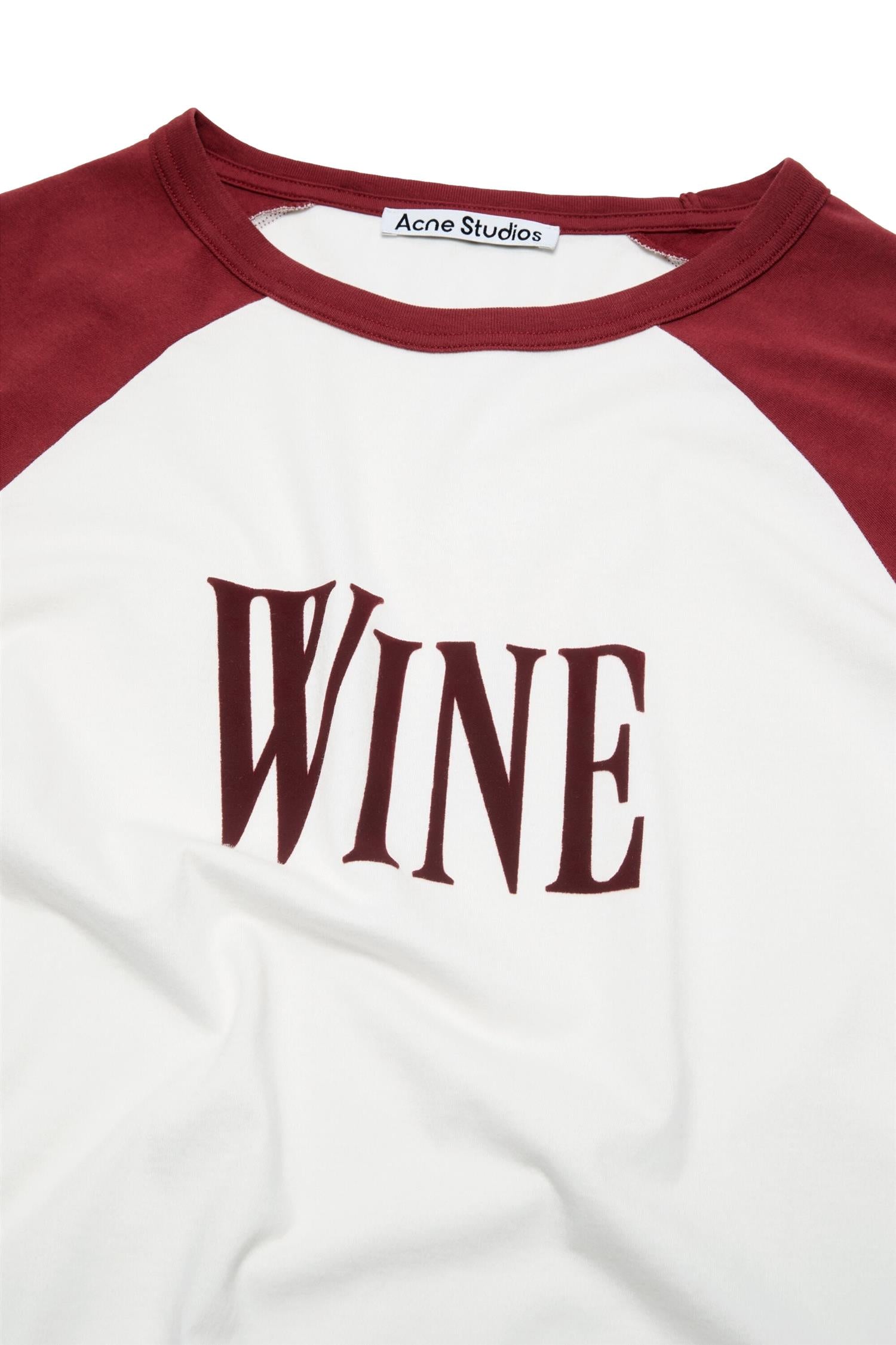 Beige og rød Acne longsleeve med Acne Wine grafikk, mykt stoff og komfortabel passform, perfekt for casual antrekk.