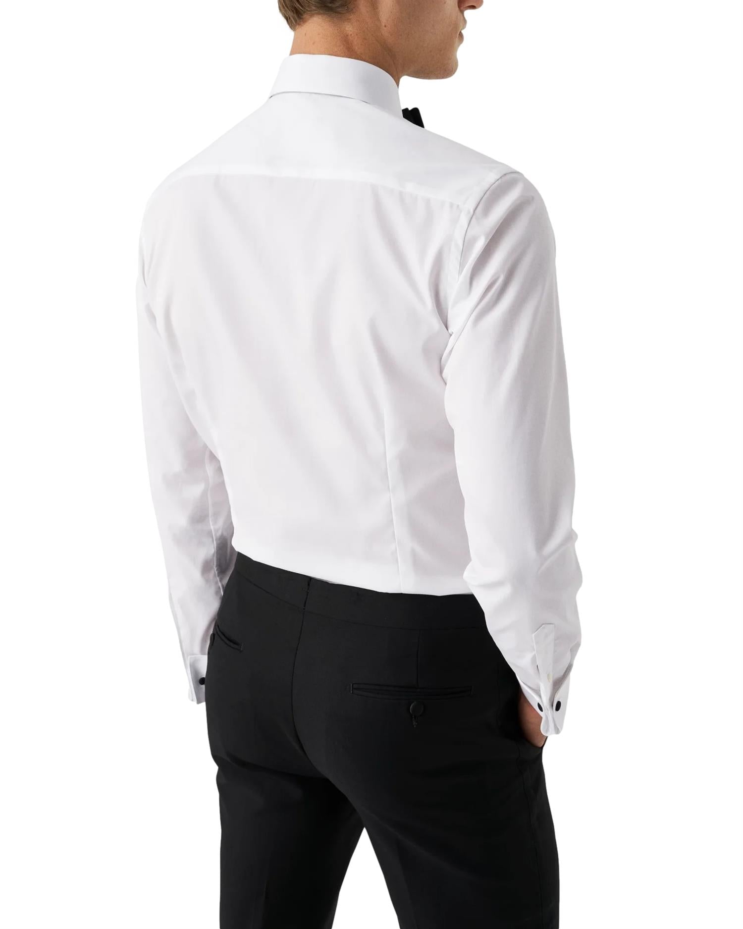 Eton hvit plissé tuxedo skjorte med krage og knapper, elegant herre- eller dameklær, nærbilde av stoffdetaljer