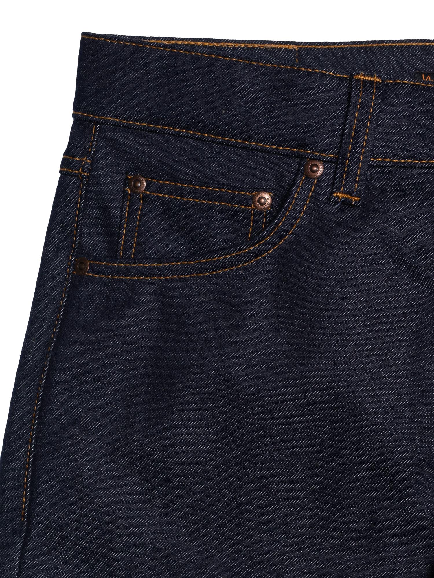 Mørkeblå Nudie Jeans Solid Ollie Dry Abyss jeans vist på modell, vanlig passform og klassisk denimstil