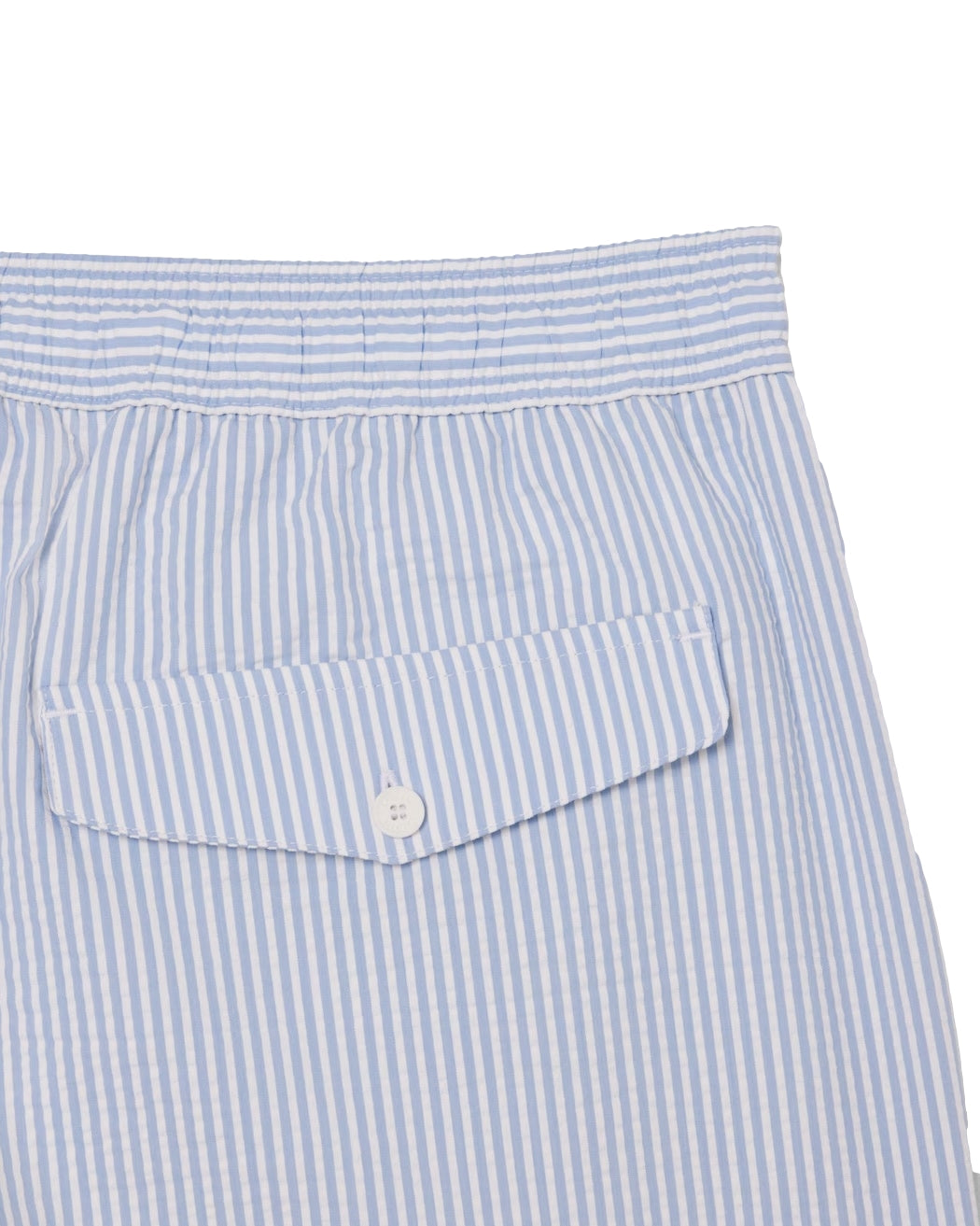 Lacoste badetøy med midilengde, stripete og teksturert design i hvitt og blått, egnet for svømming og bad.