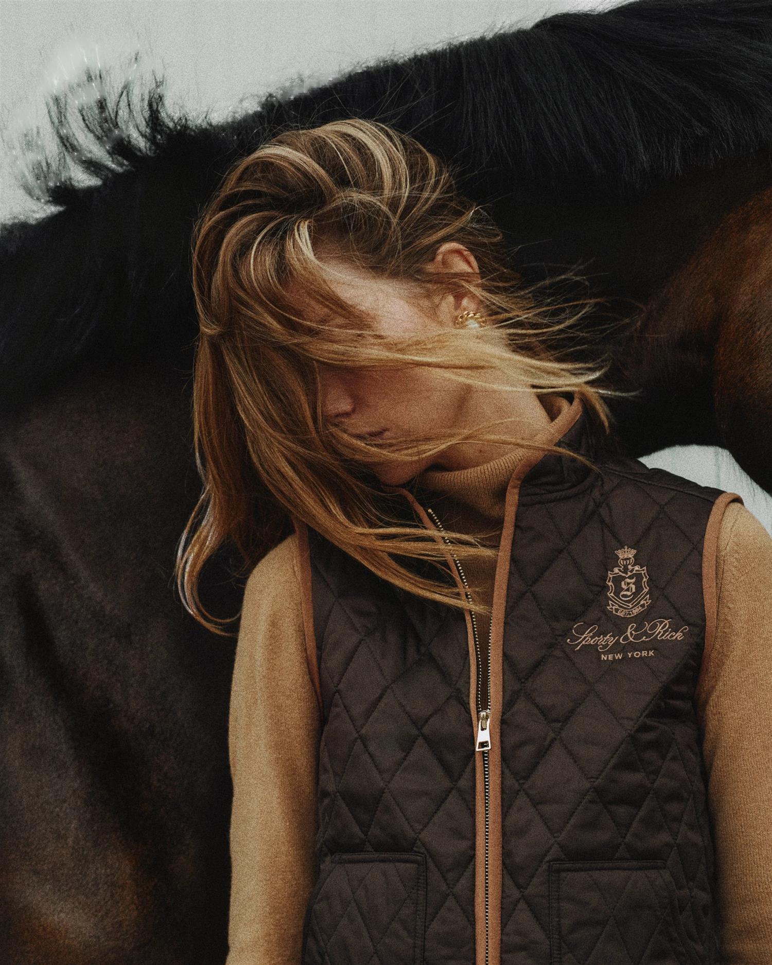 Sporty & Rich Venedom quilted riding vest Vest Brun - modostore.no