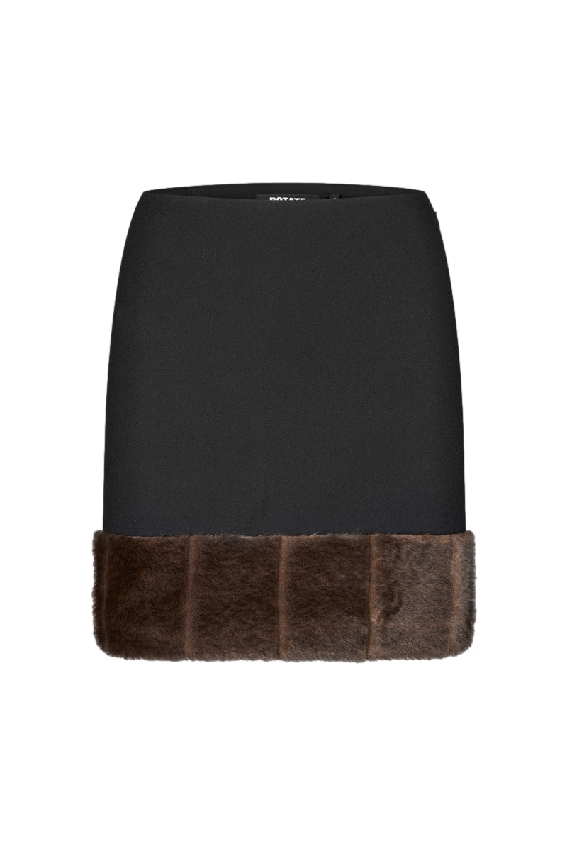 Sort ROTATE Mini Faux Fur Skjørt, nærbilde av mykt kunstfuskinn i mini lengde, vises på bildet.