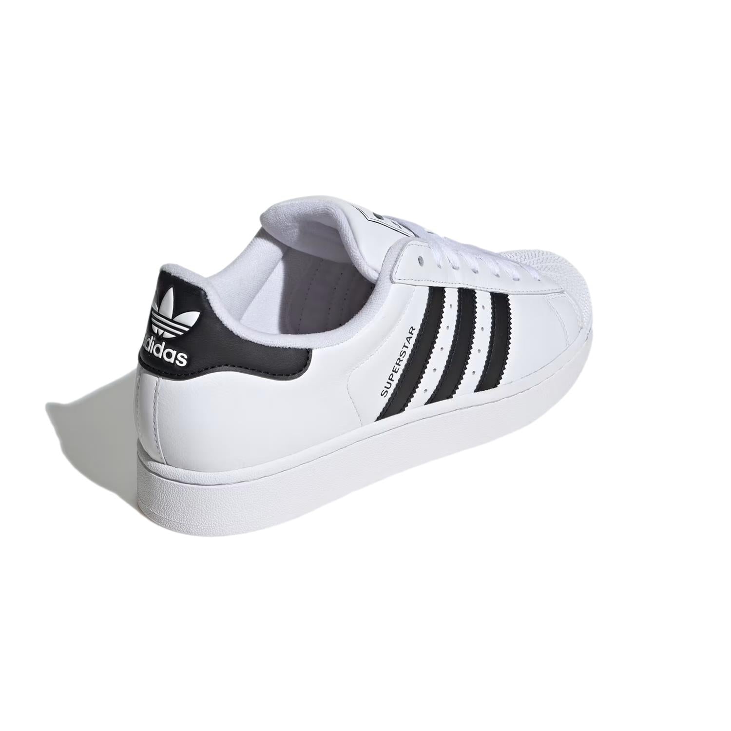 Hvite Adidas Superstar II sko med klassisk design og gummisåle, vist på en modell.