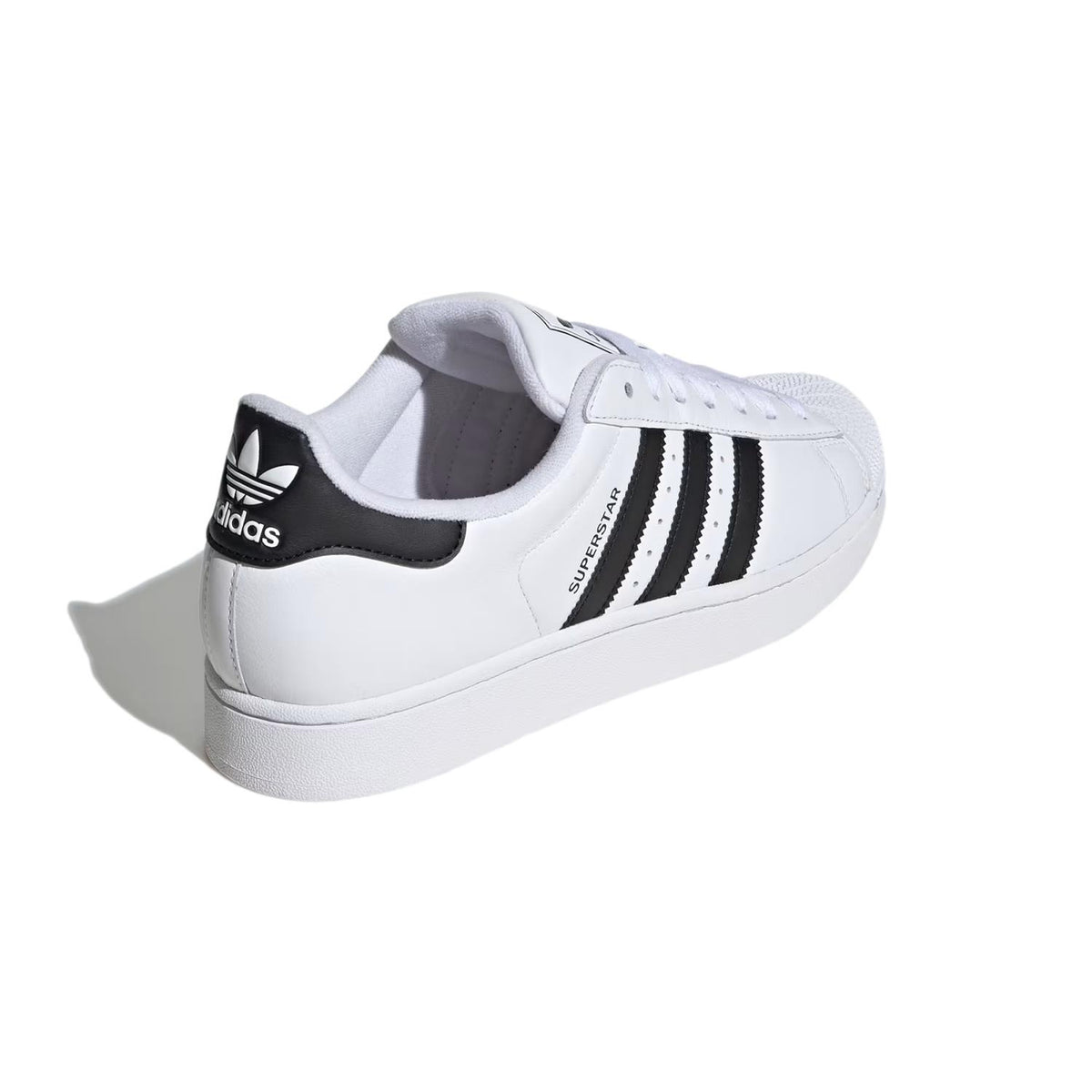Hvite Adidas Superstar II sko med klassisk design og glatte overflater, vist fra siden.