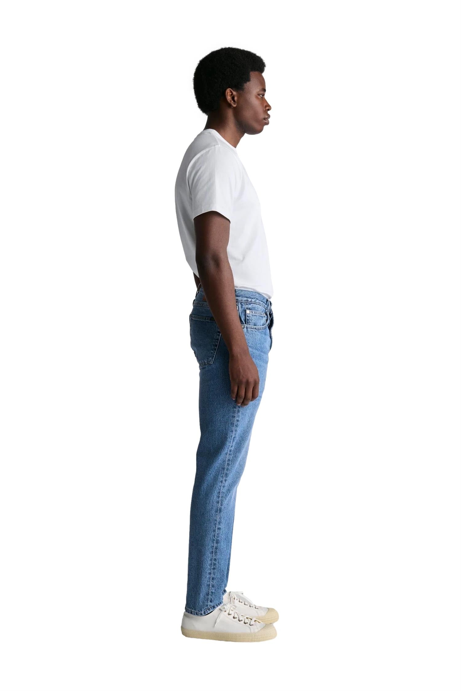 Livid Miko Japan nye blå jeans, slim fit med klassisk blå farge og jeansstoff, vist på modell.