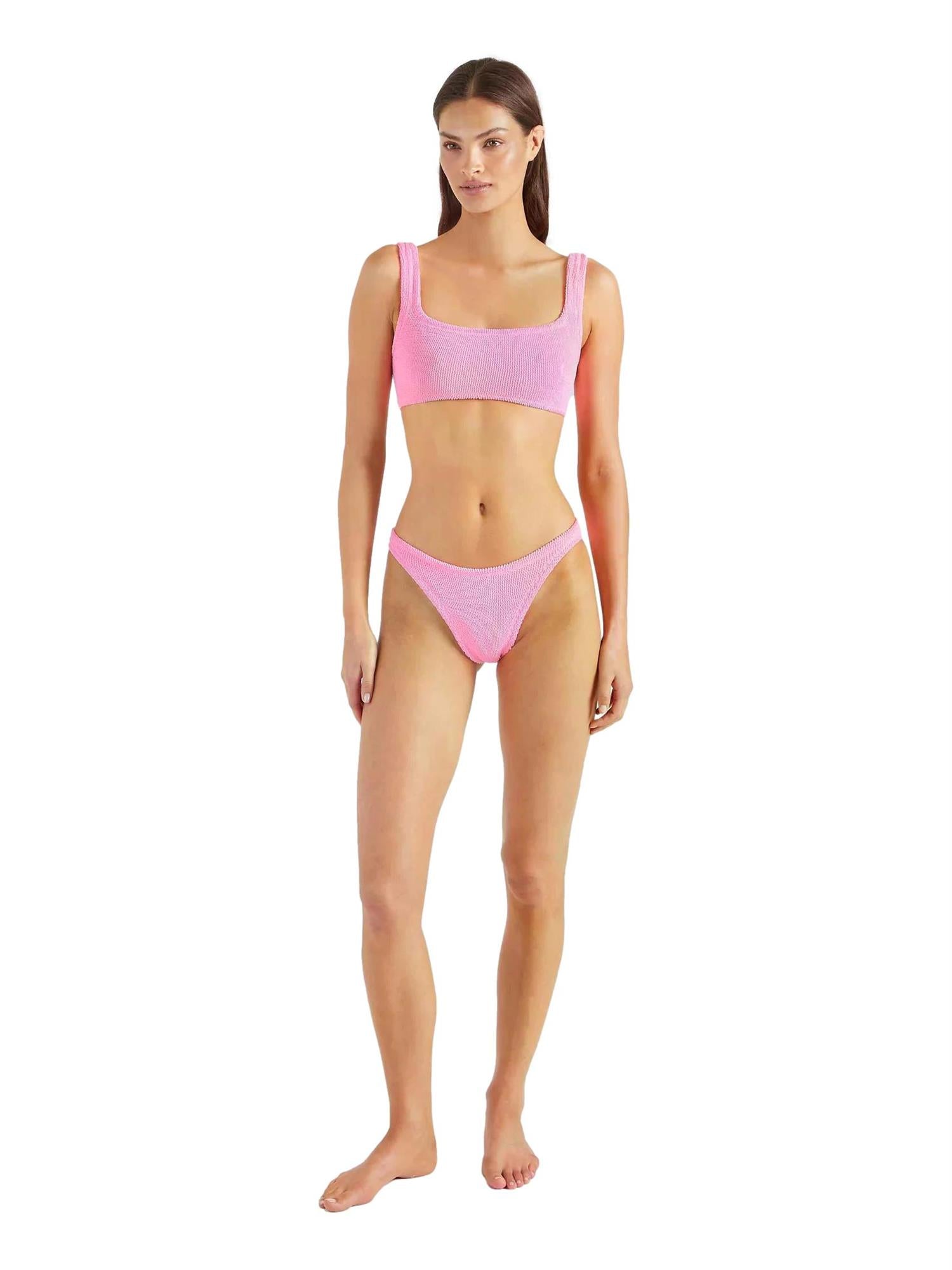 Hunza G Xandra bikini i rosa med bølget tekstur, perfekt for strandbruk. Norsk bilde av rosa bikini fra Hunza G.