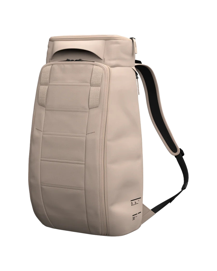 Db Hugger Backpack 30L beige ryggsekk med komfortable skulderstropper og romslig hovedlomme, laget av holdbart stoff.