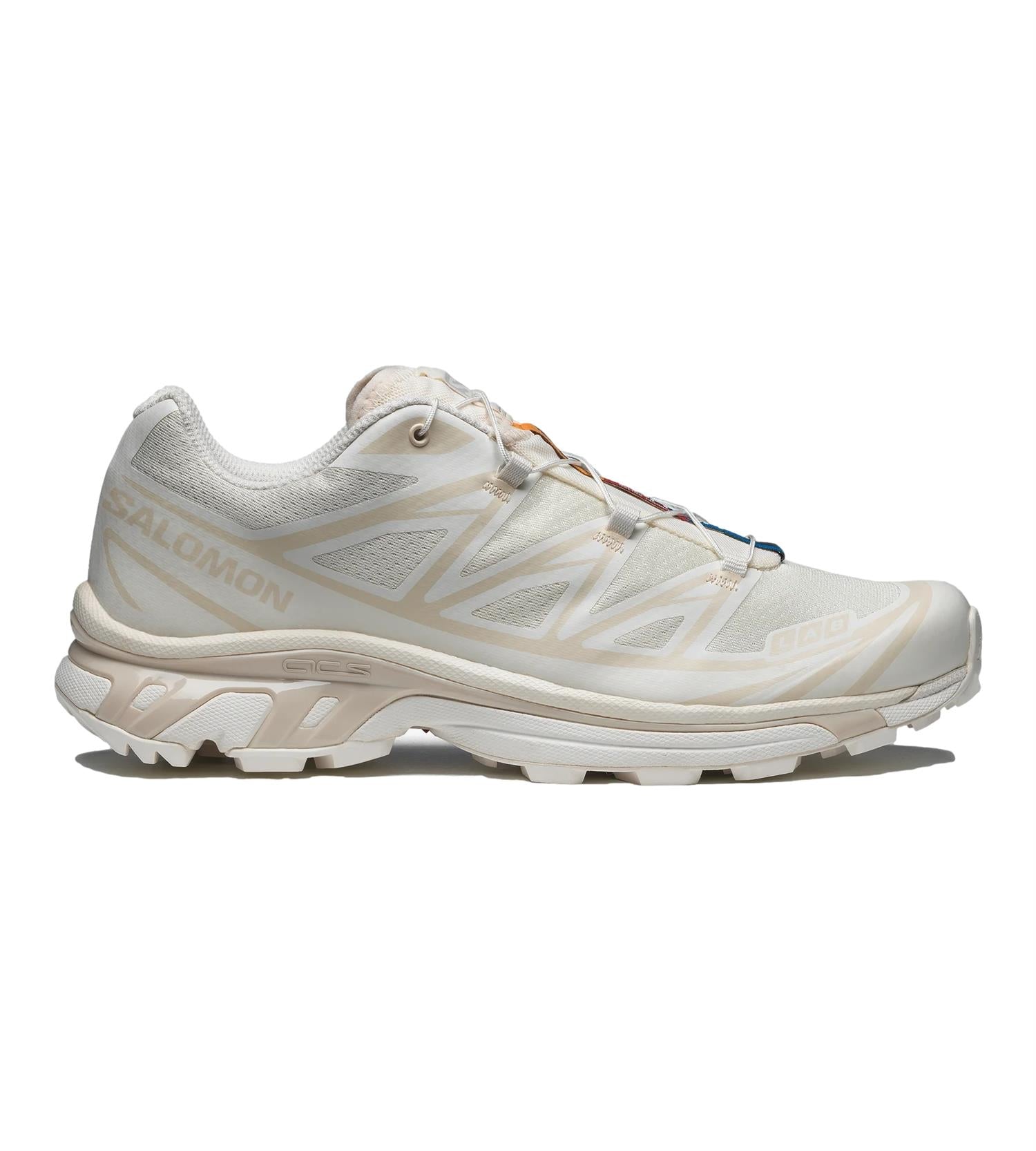 Salomon XT-6 sko i off-white med vanilje- og mandelmelk-farger, sportsko med komfortabel design og robuste såler.