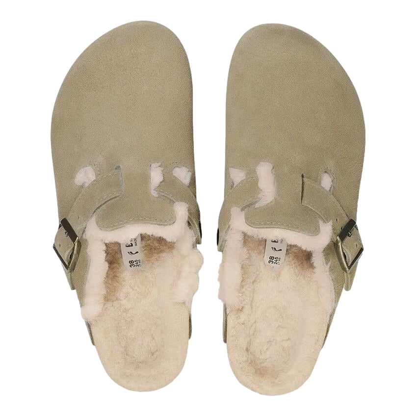 Birkenstock Boston shearling sko i taupe med brun/beige lær, komfortabel og stilfull for hverdagsbruk.