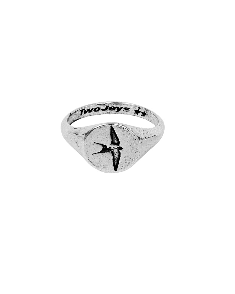 ToJeys Liberty Ring i sølv, nærbilde av den elegante sølvringen med enkel design og glatt overflate.