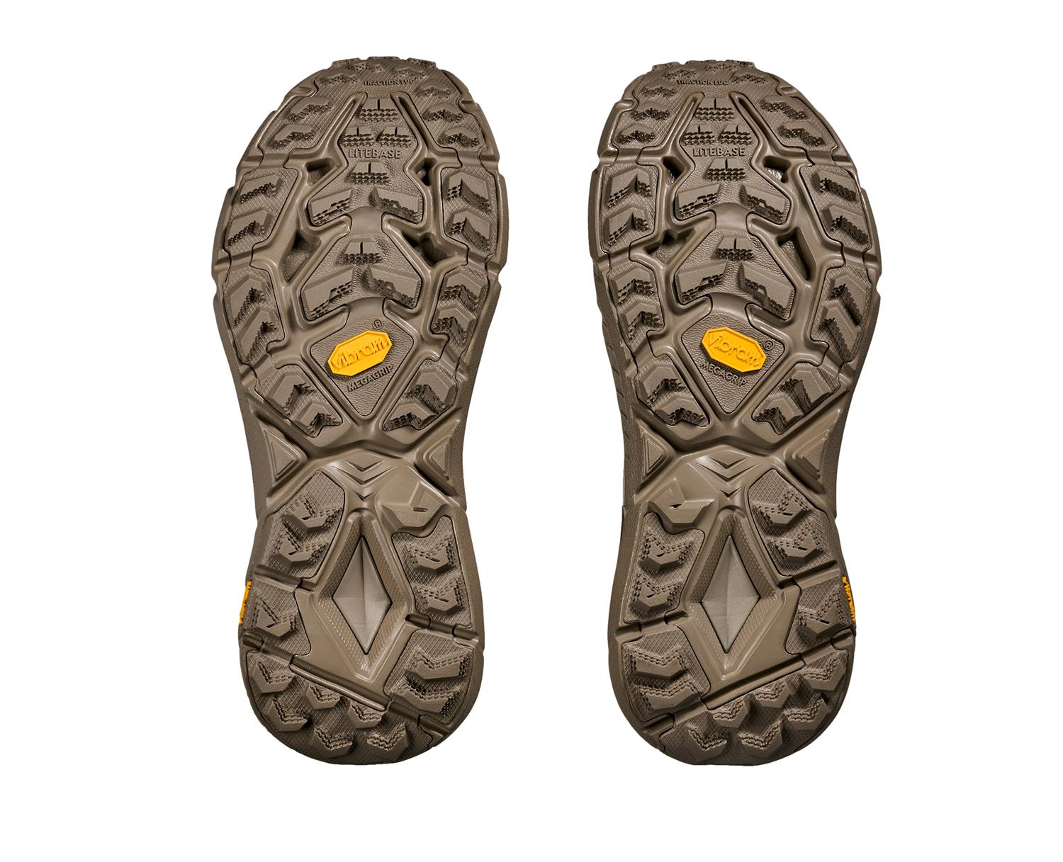 Lysebrune HOKA Mafate Speed 4 Lite TS løpesko med luftige detaljer og støttende design, vist fra siden.