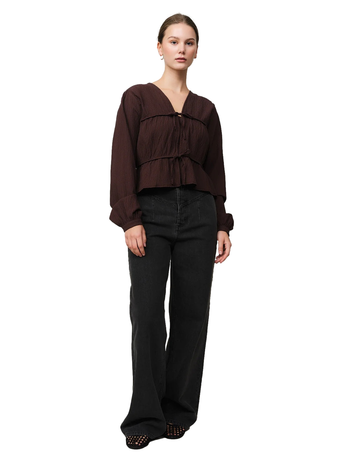 Once Untold Mercer String Blouse brun skjorte med lange ermer og knapper, vist på modell.