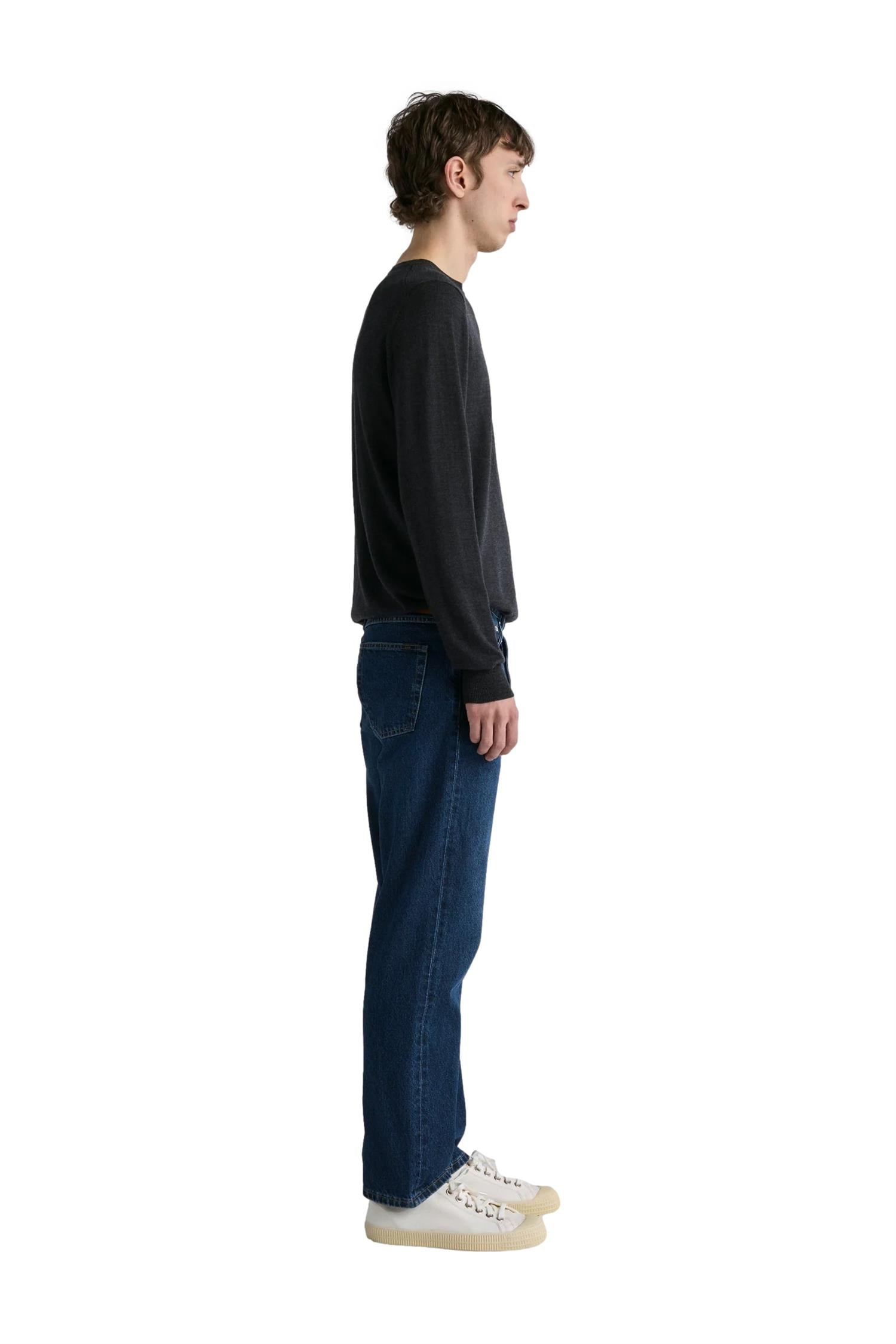 Livid Fuller Japan Indigo Dusk jeans i mørkeblå med klassisk snitt og denimtekstur, sett fra side.