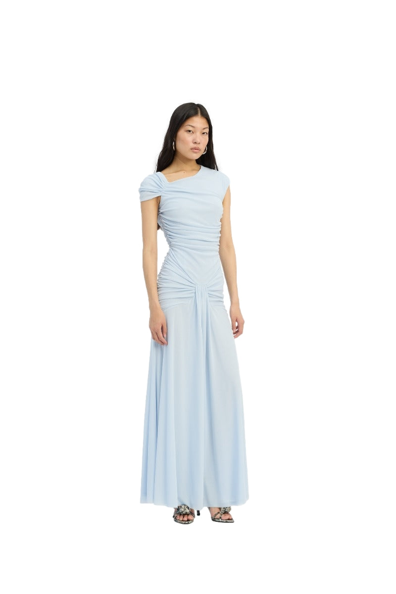 Lyseblå ROTATE Maxi Asymmetrisk Kjole med elegant, flytende stoff og asymmetrisk design, vist i et bilde.