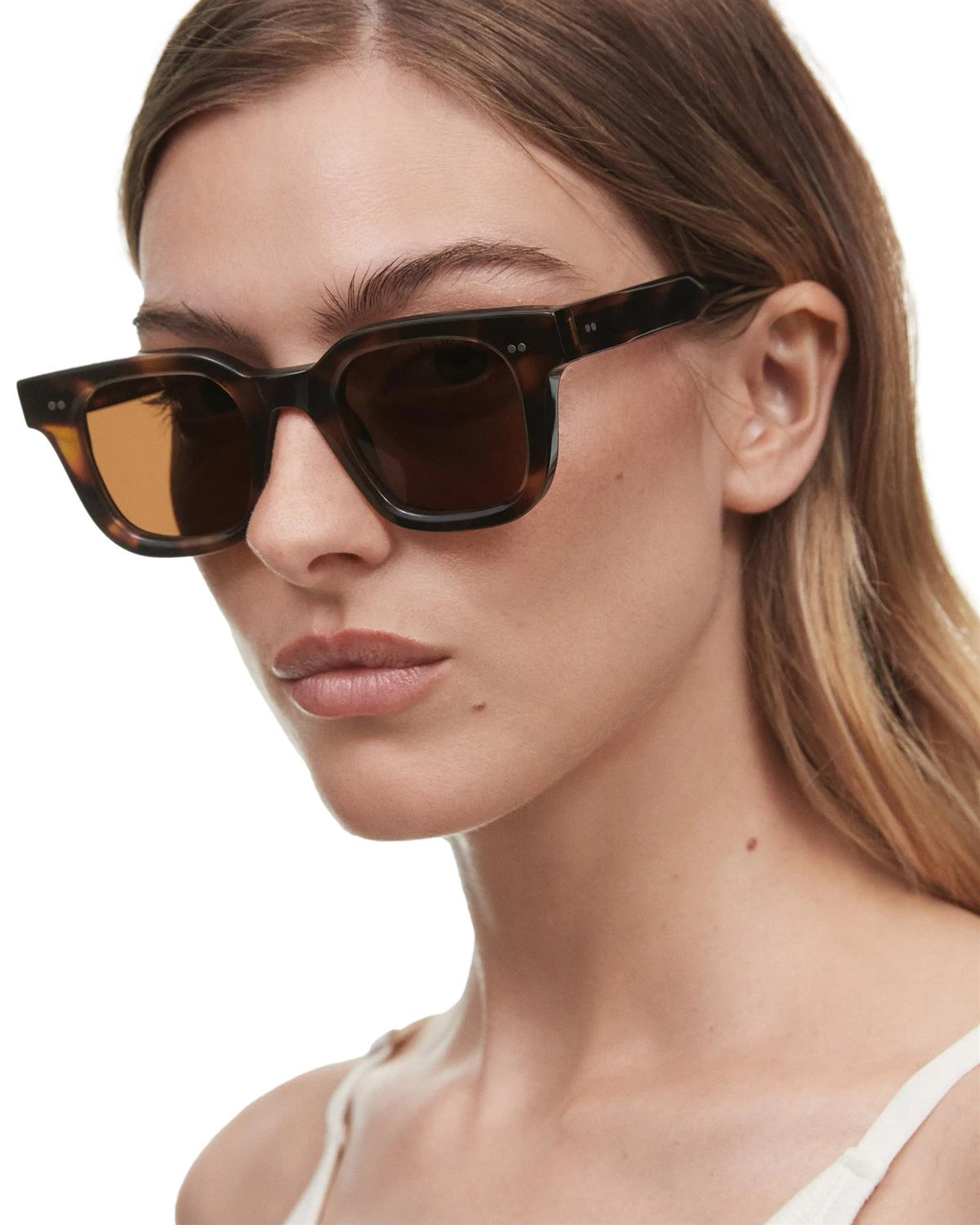 Chimi Eyewear 04 solbriller i brunmønstret tortoiseskall-designsett forfra