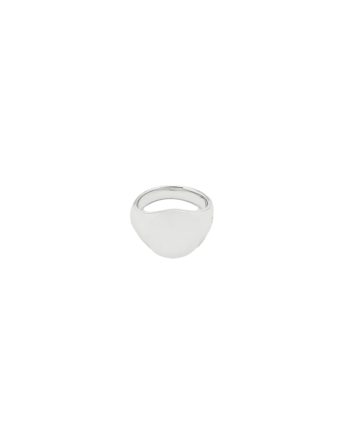 Sølv Tom Wood Mini Oval Ring vist på en finger, elegant og moderne smykkedesign, liten oval form, fin detalj.