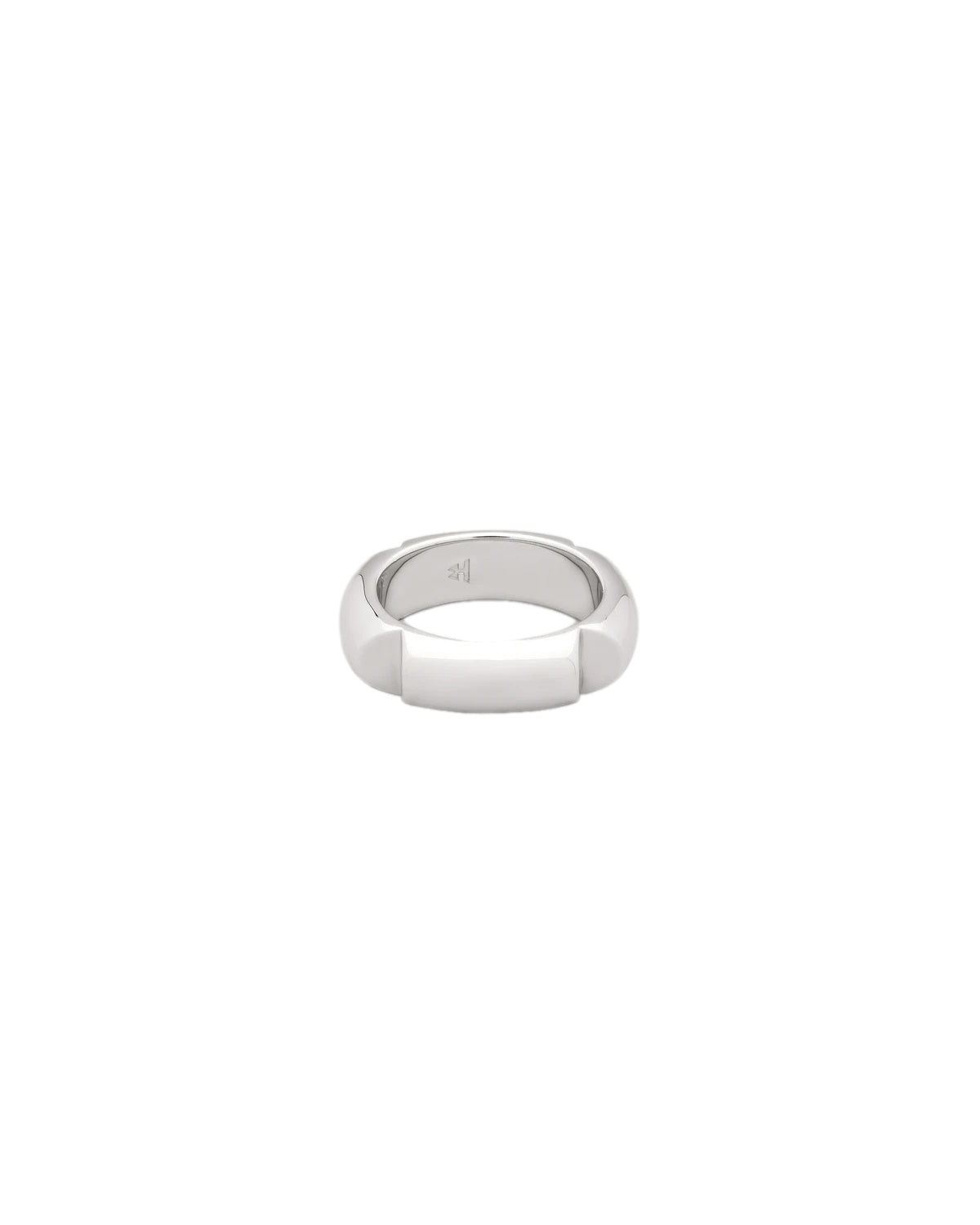 Sølv Tom Wood Kimberlitt ring vist på fingeren med detaljerte smykkemønstre og glansfull overflate.