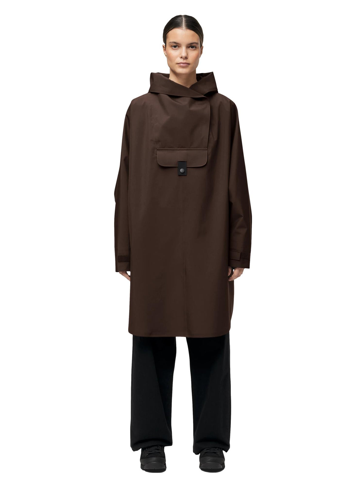 Blæst Bergen Java Jakke i brun, varm og komfortabel poncho-aktig jakke med friskt design og myk tekstur.