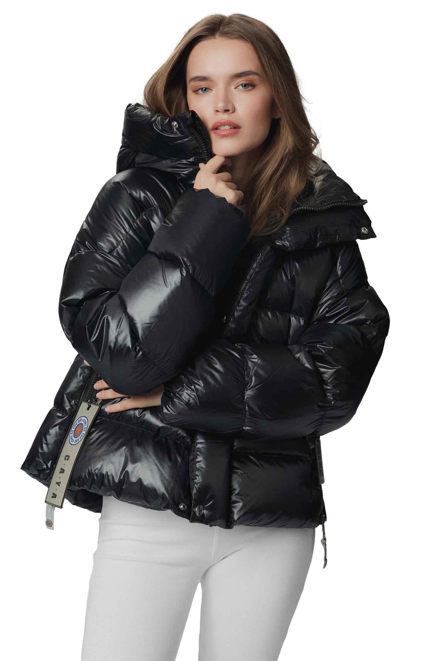 CAYA Ginny kort svart jakke laget av stoff, med glidelås og krage, vises på modell.