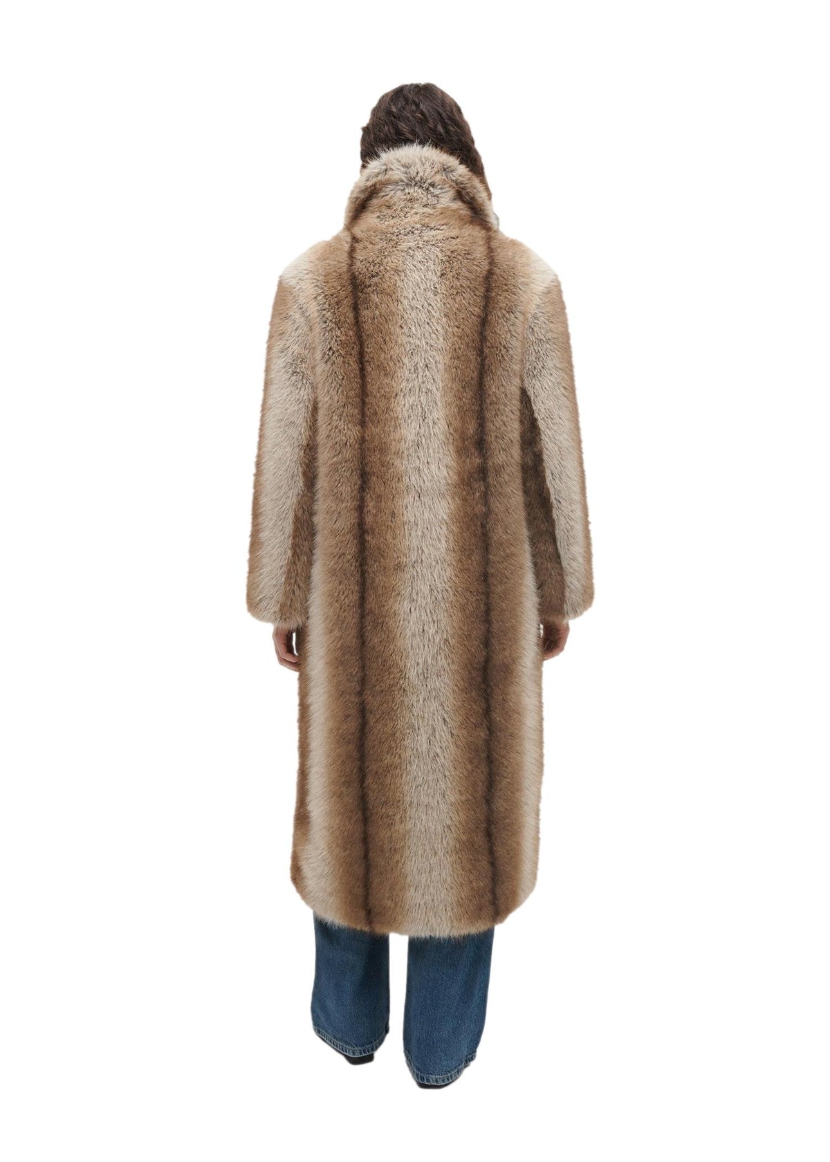 Studio AR Scarlet Faux Fox jakke i brun og beige, myk og varm med faux pelsdetaljer, visten på modellen foran en nøytral bakgrunn.