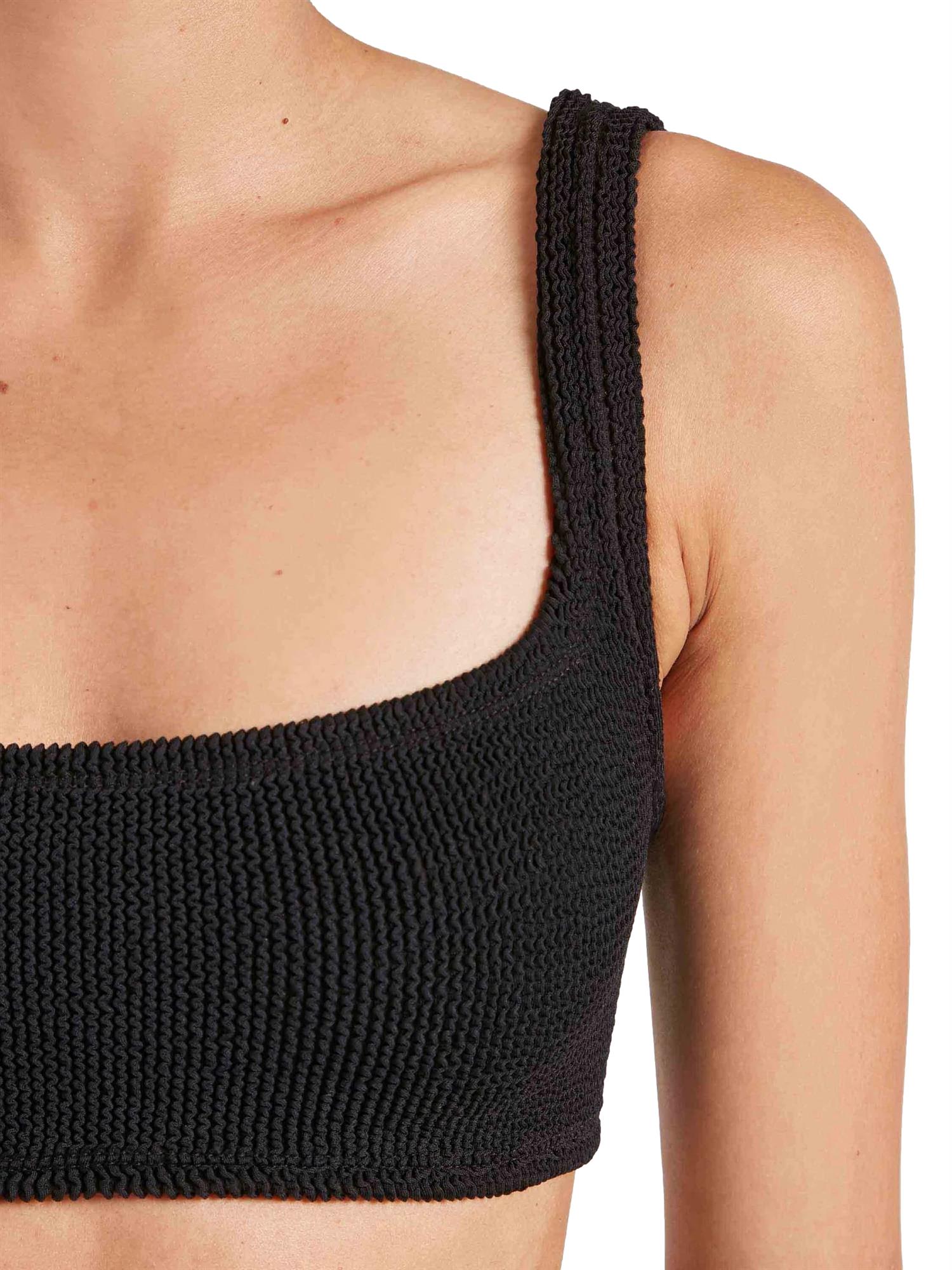 Sort Hunza G Xandra bikini i stretchstoff, vist på modell, med enkel design og brede stropper.