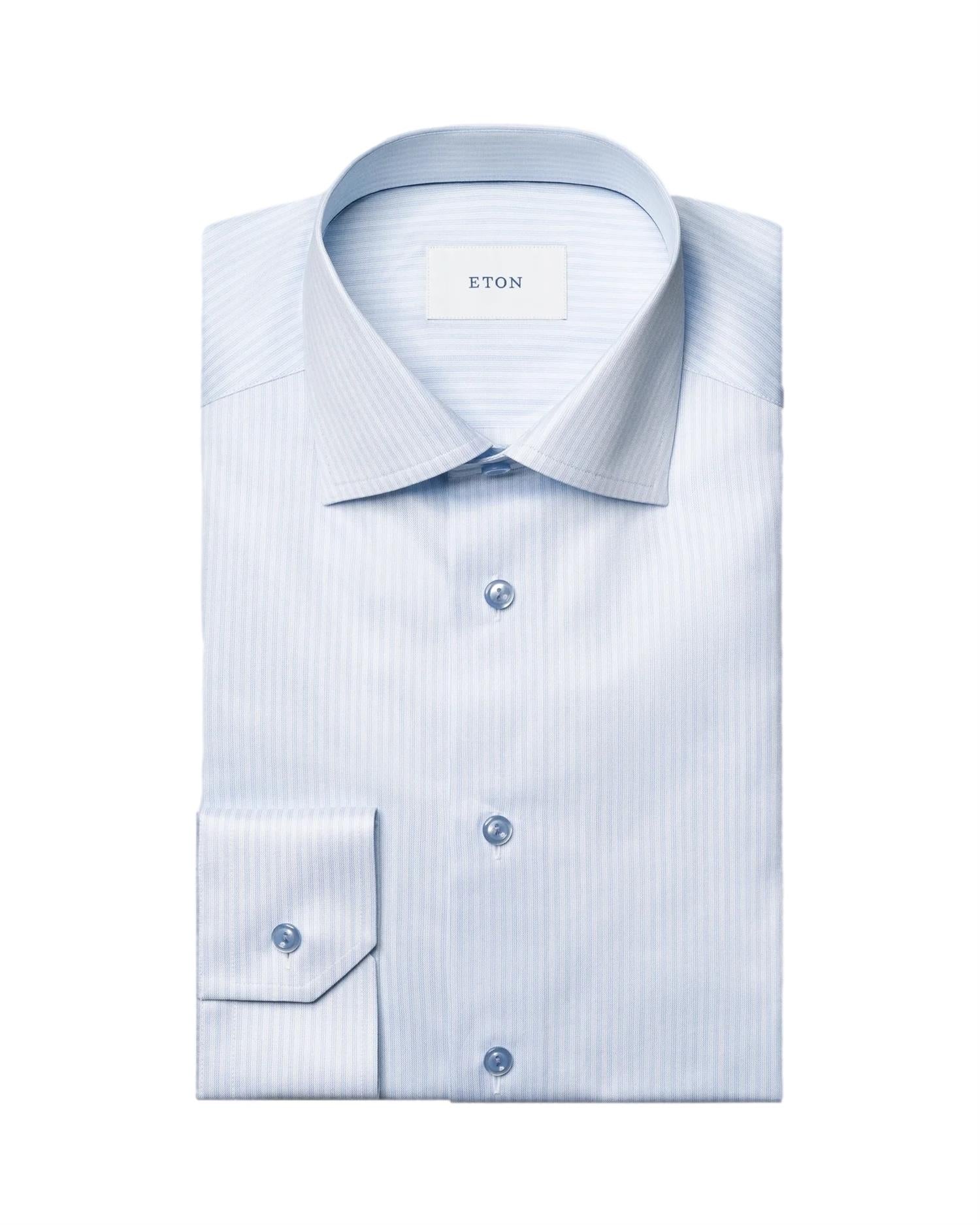 Eton stripet signature twill skjorte i lyseblå med hvite og mørkeblå striper, langermet med krage og knappestolpe.
