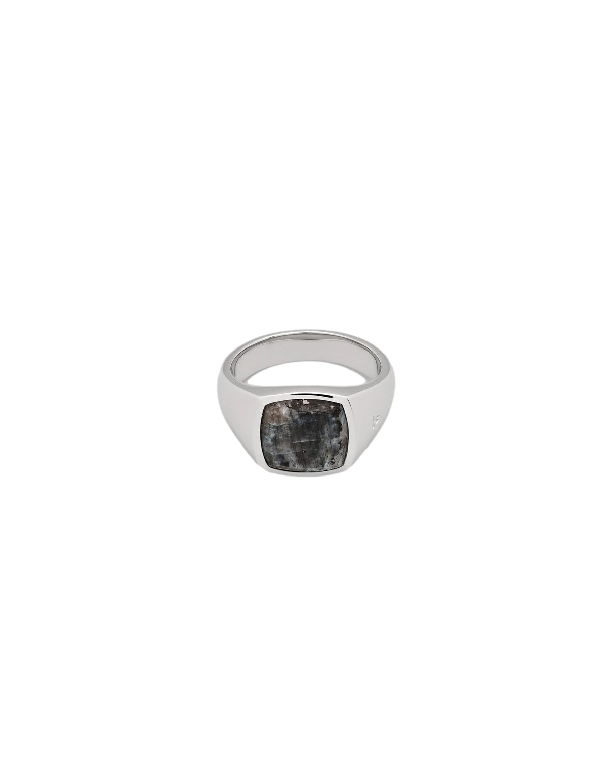 Tom Wood sølvring med larvikitt, elegant design, viser ringen med larvikitt stein og sølvsmykke.
