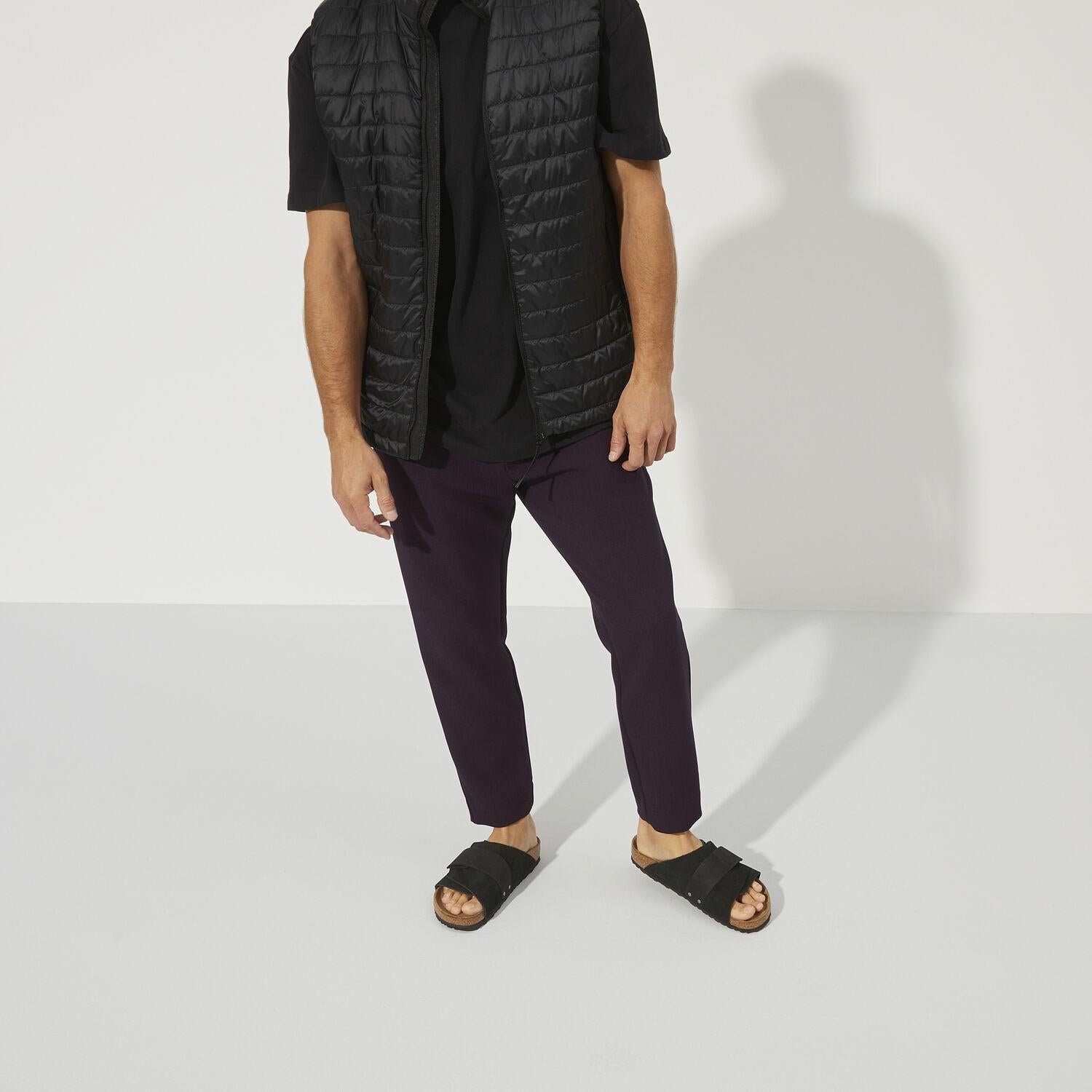Birkenstock Kyoto nubuk og semsket skinnsko i svart, komfortabelt design med justerbar rem og flatt fotsåle for avslappet bruk