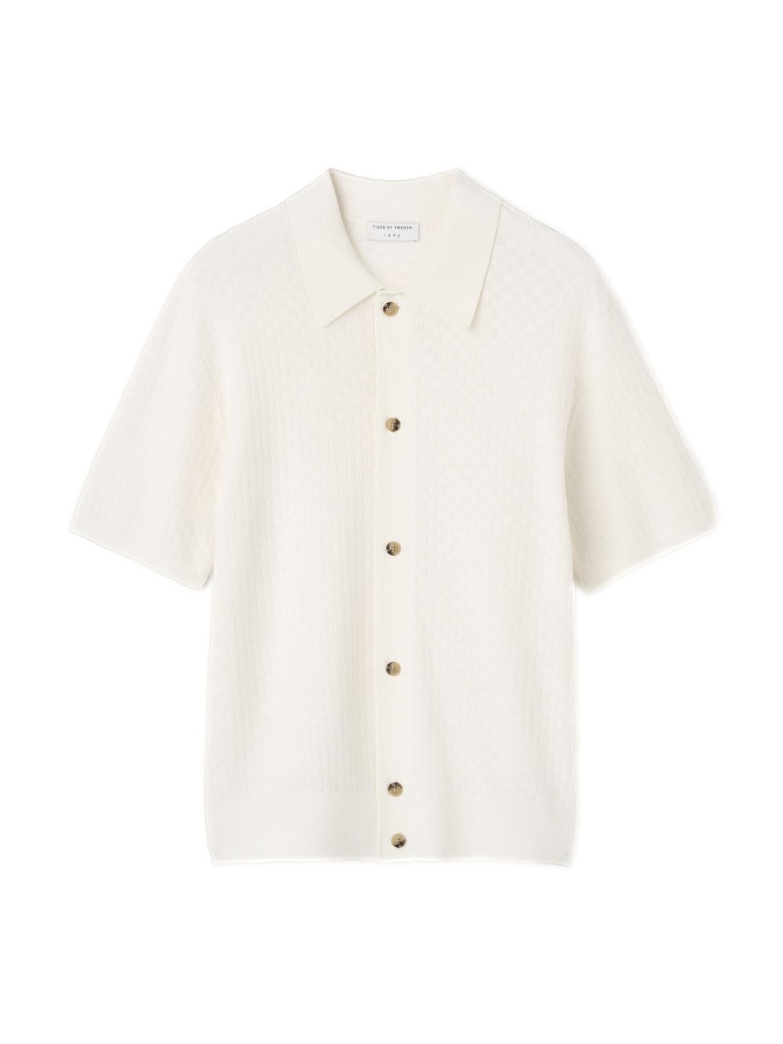 Tiger of Sweden Araawen off-white skjorte med knappestolpe og klassisk passform, vist på modell.