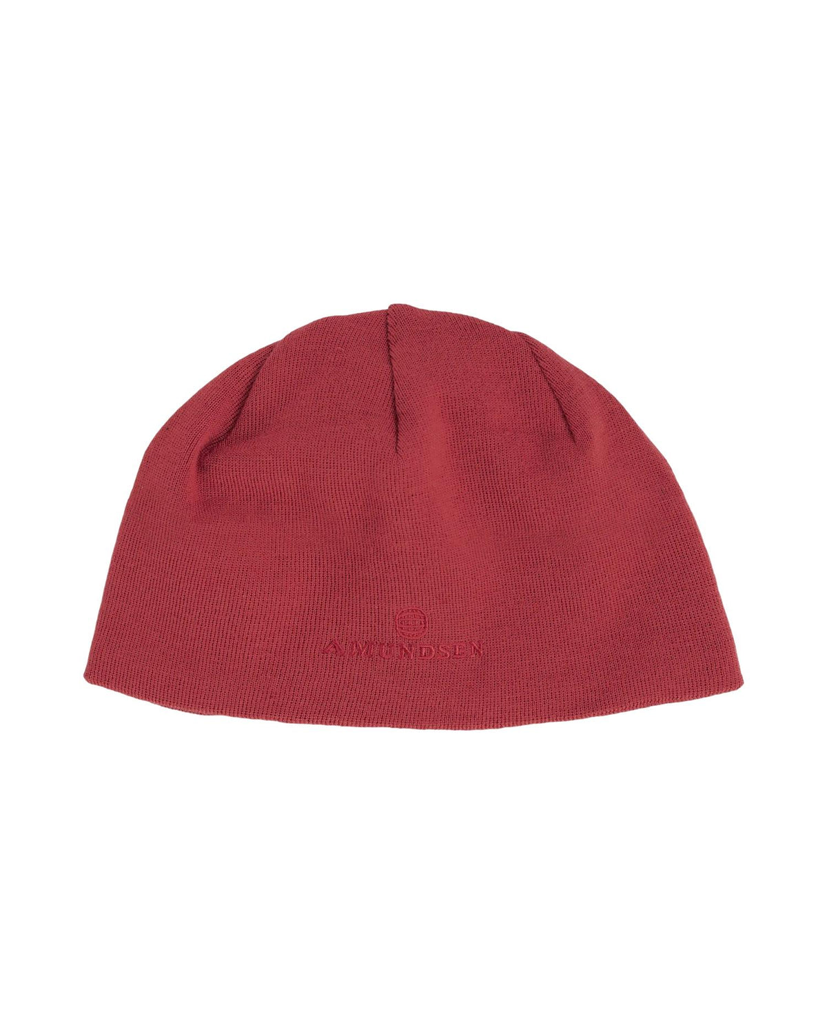 Rød Amundsen lue, varm og strikket, vist på en modell med nøytral bakgrunn. Perfekt for kalde dager.